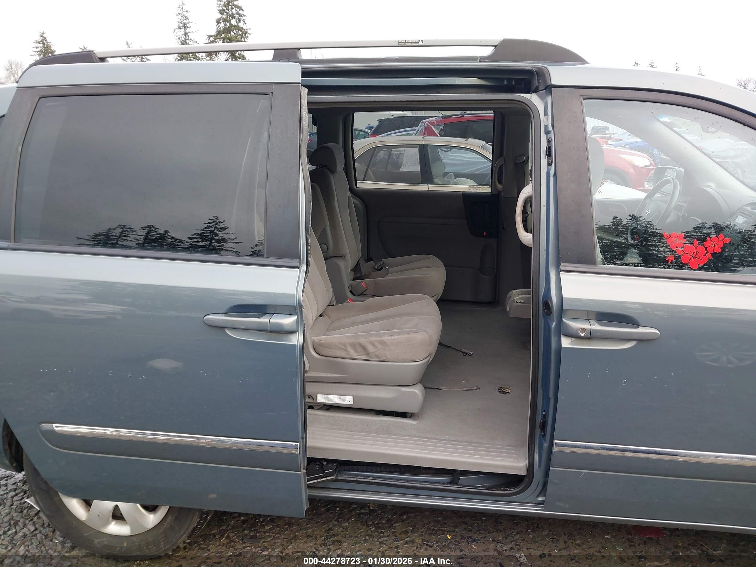 HYUNDAI ENTOURAGE image 8