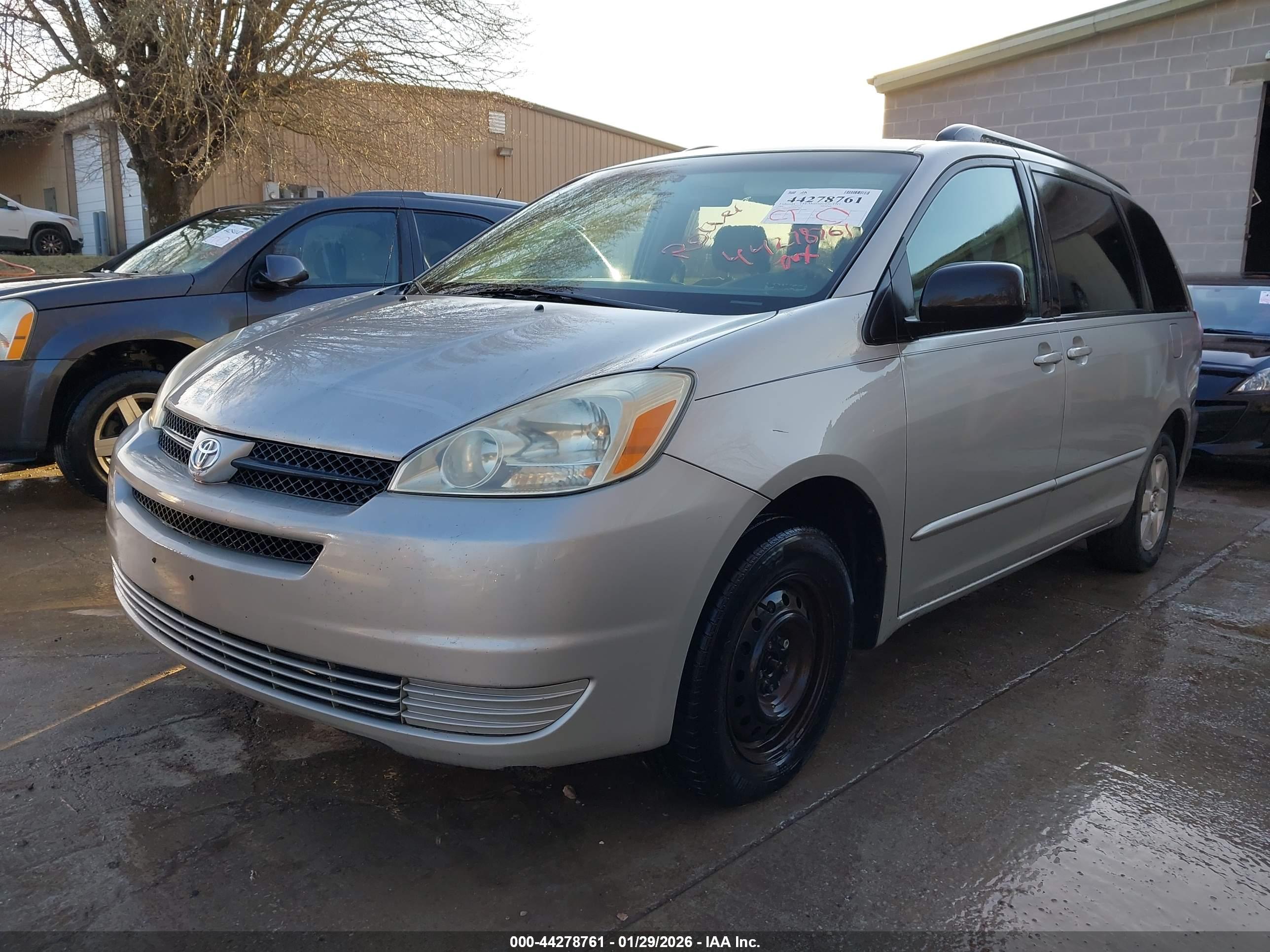 TOYOTA SIENNA image 2