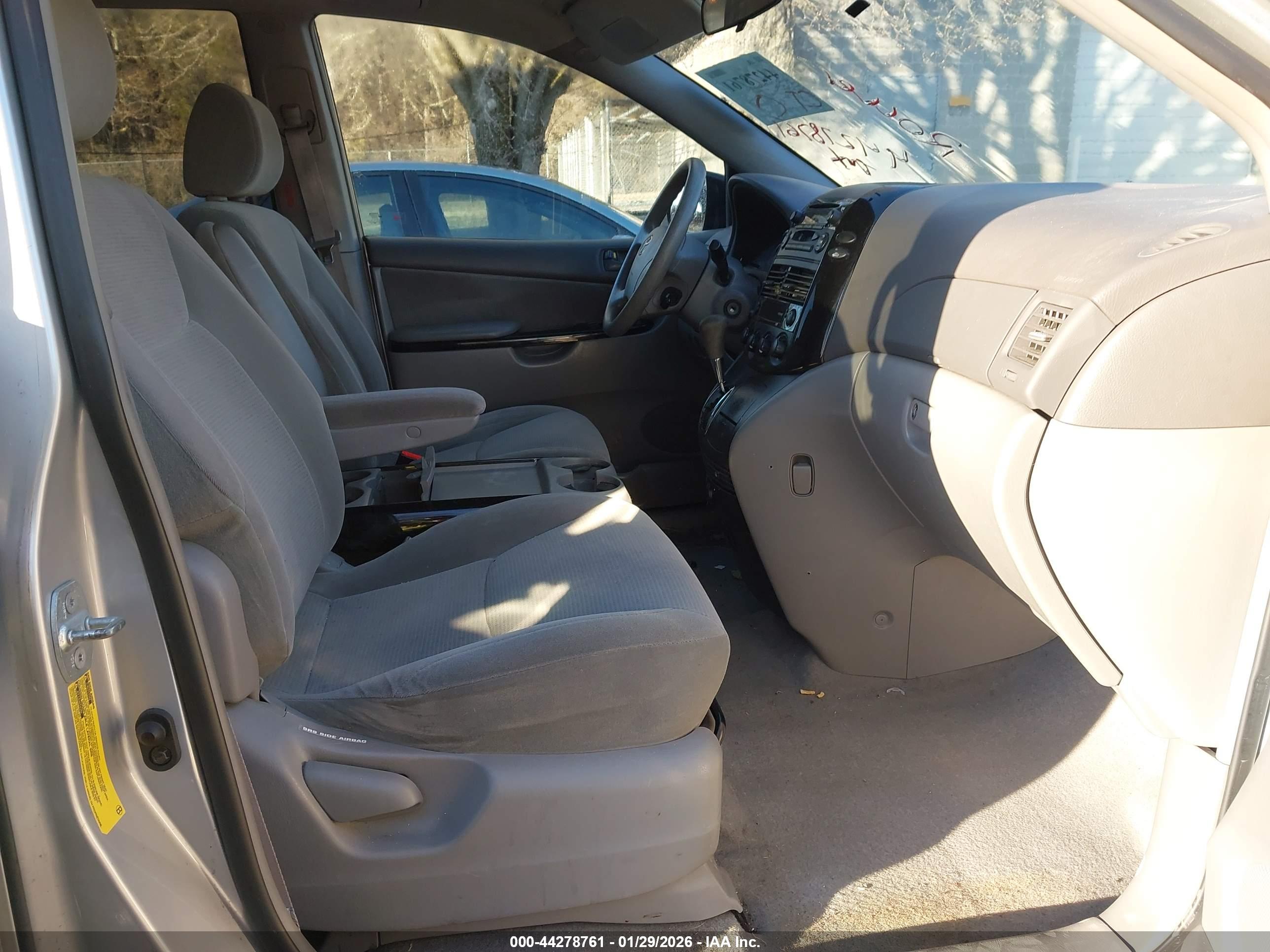 TOYOTA SIENNA image 5