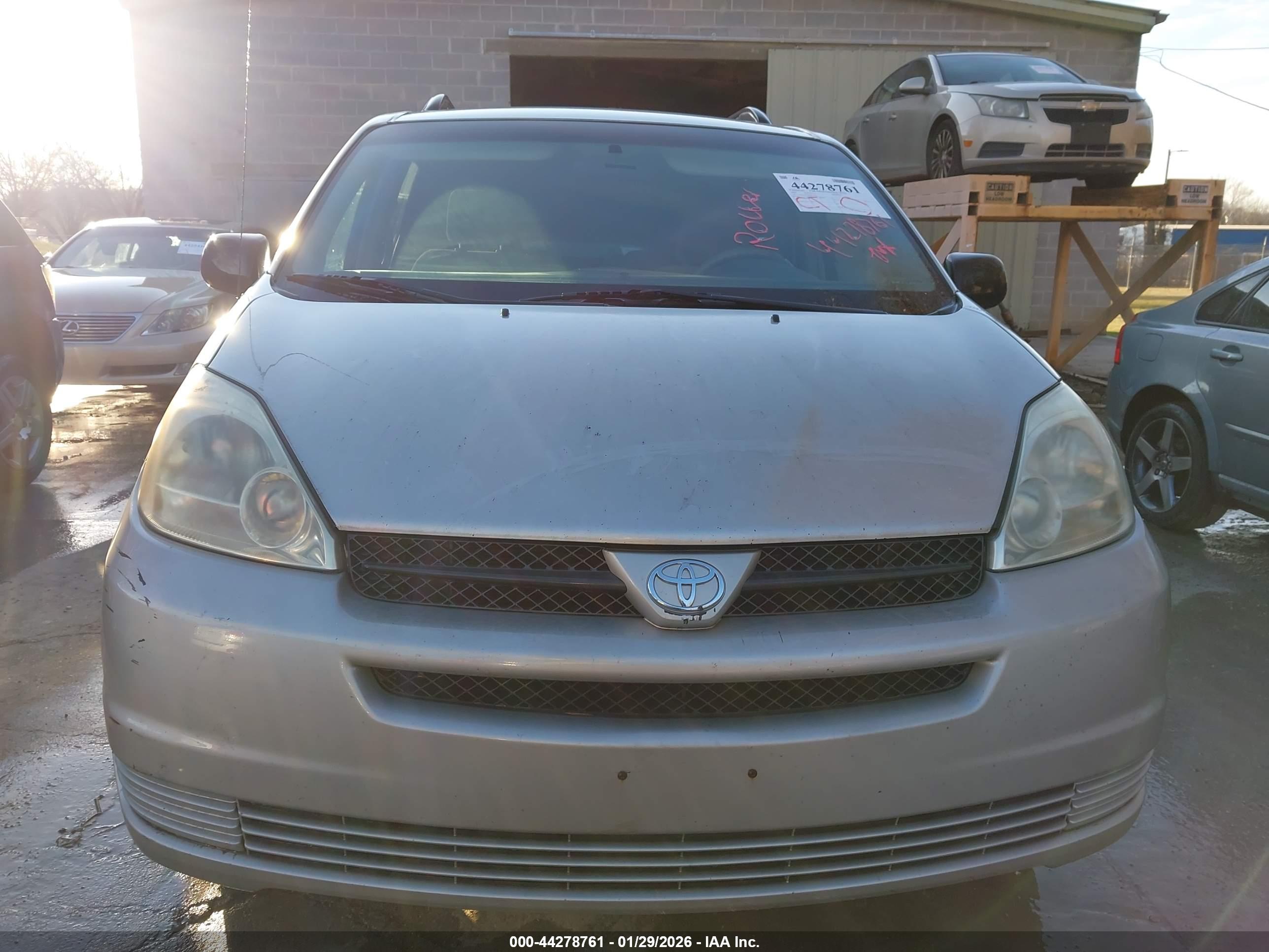 TOYOTA SIENNA image 6