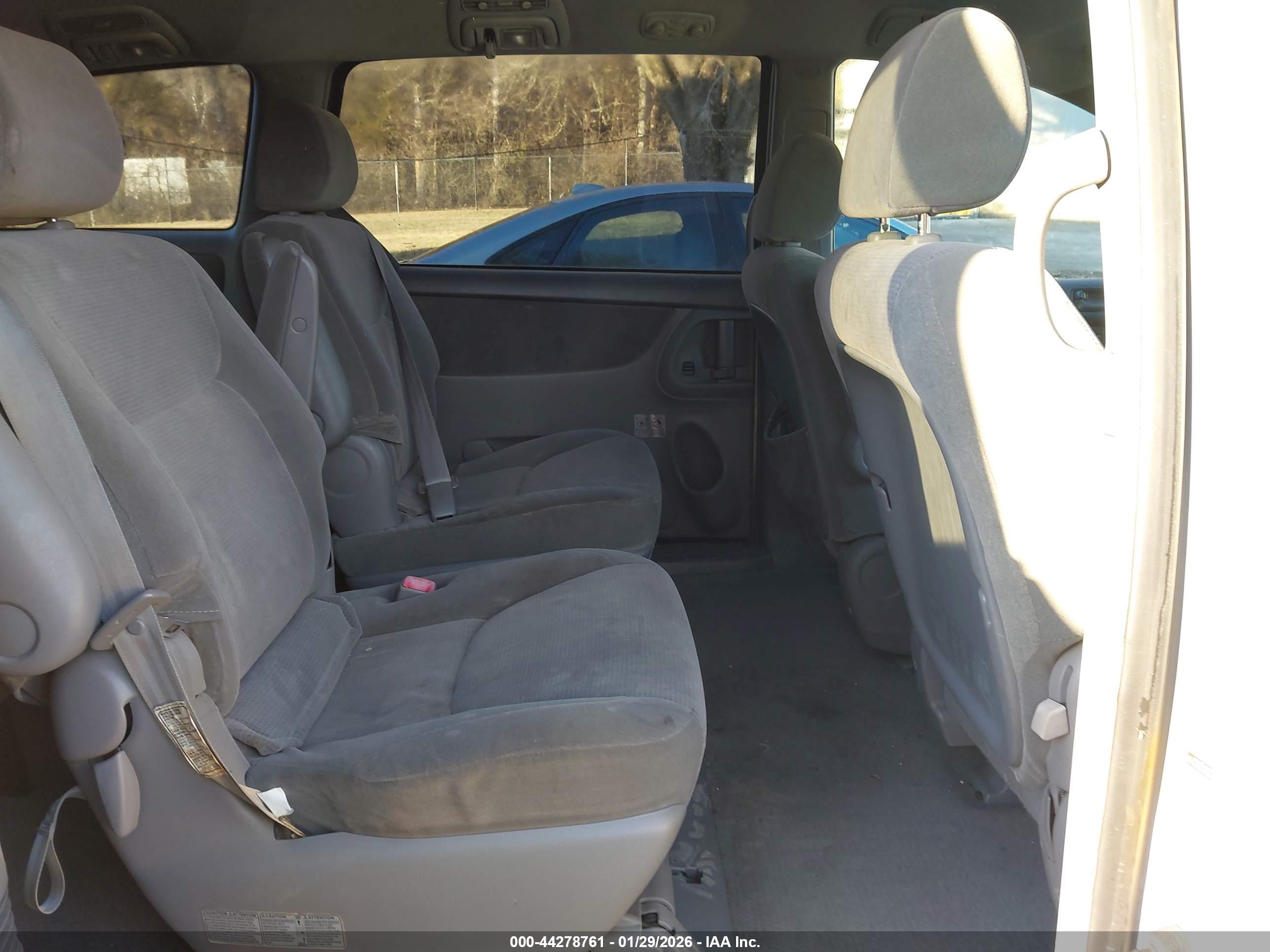 TOYOTA SIENNA image 8