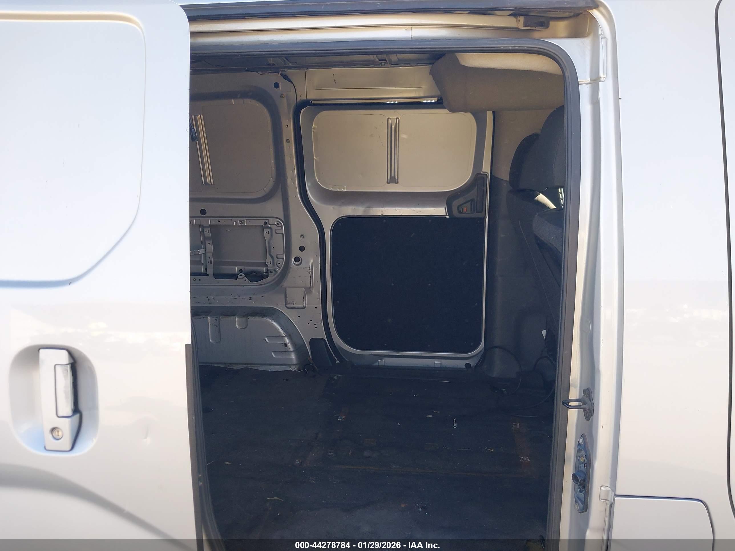 NISSAN NV200 image 8