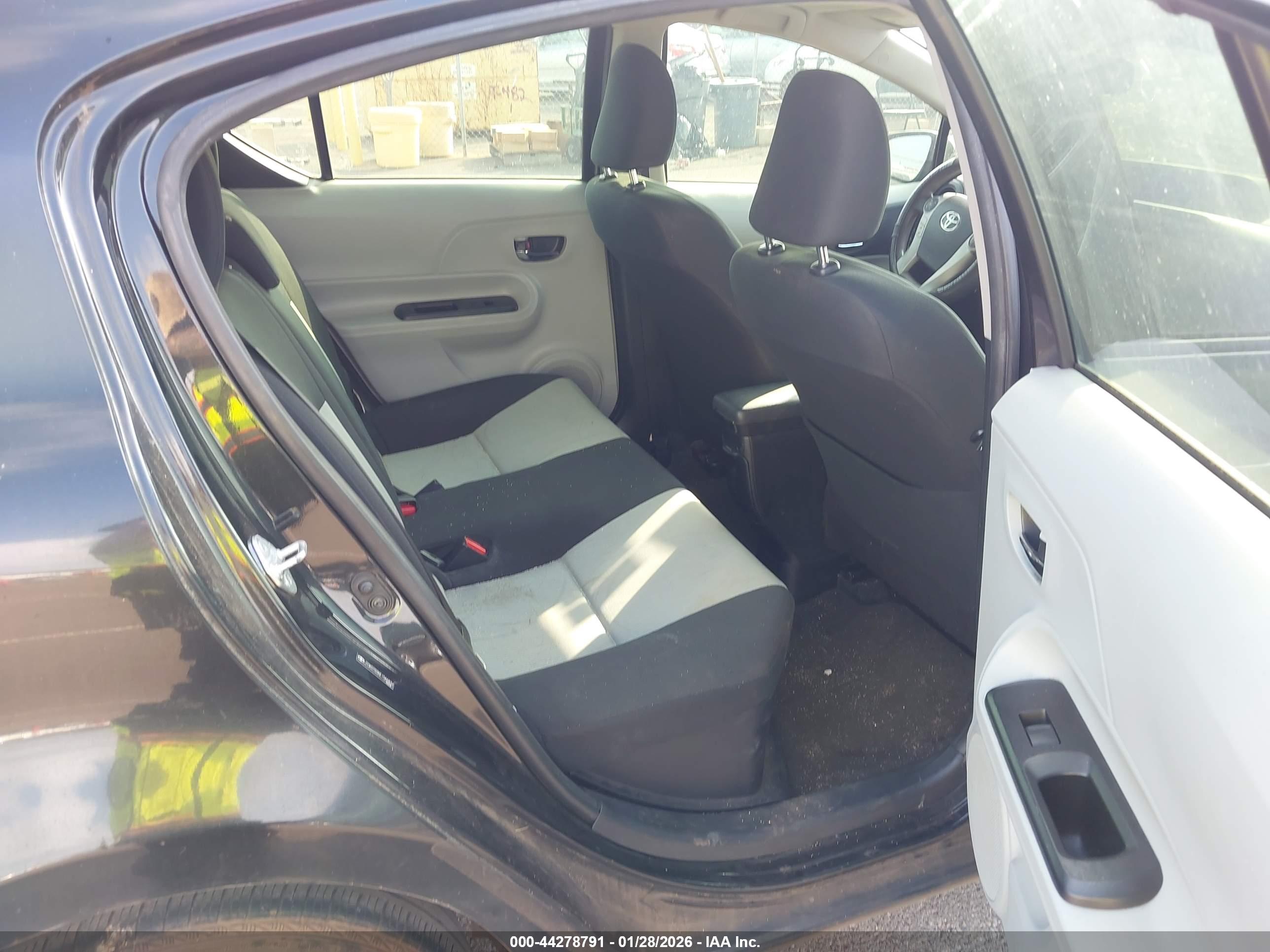 TOYOTA PRIUS image 8