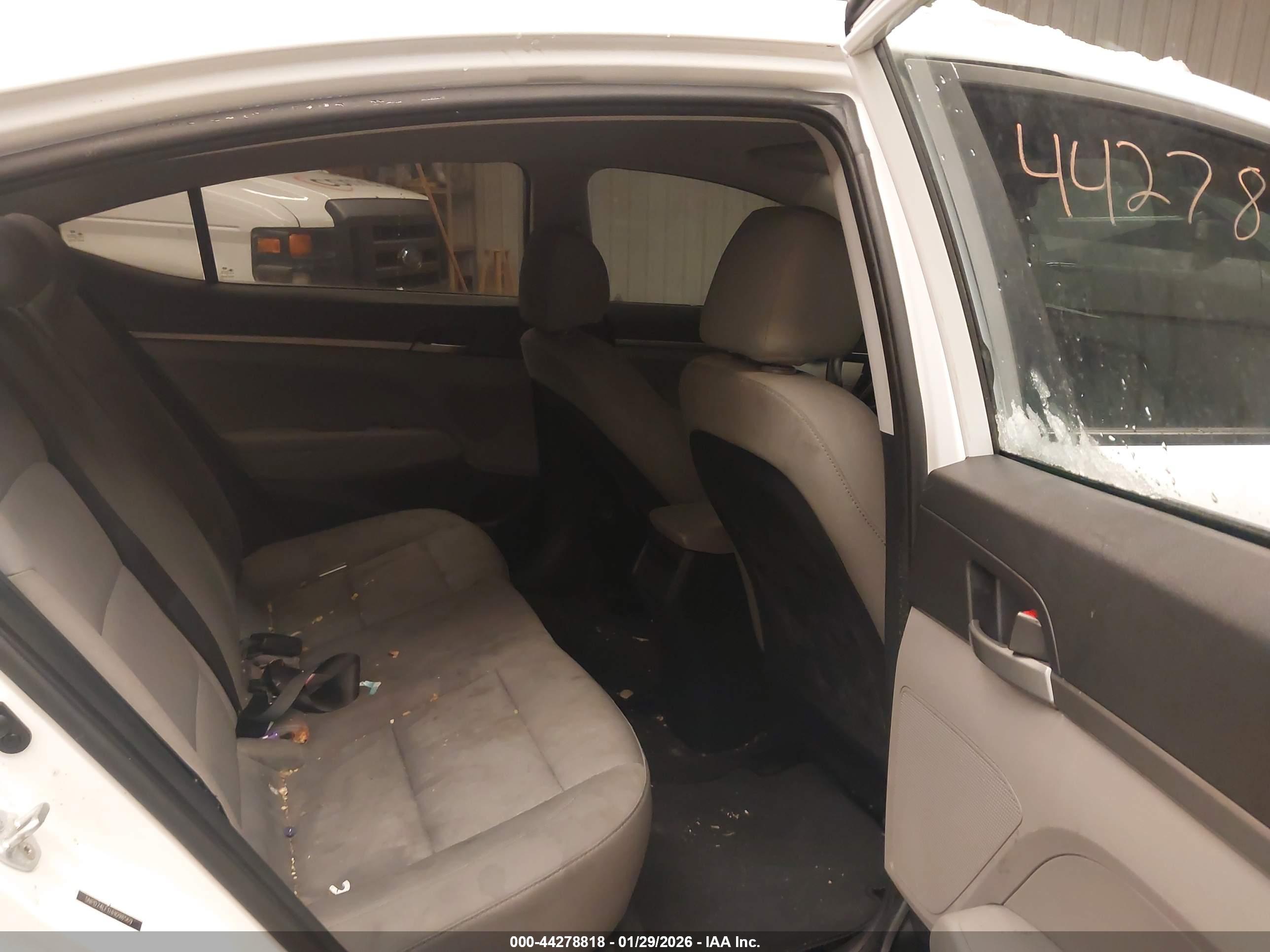 HYUNDAI ELANTRA image 8