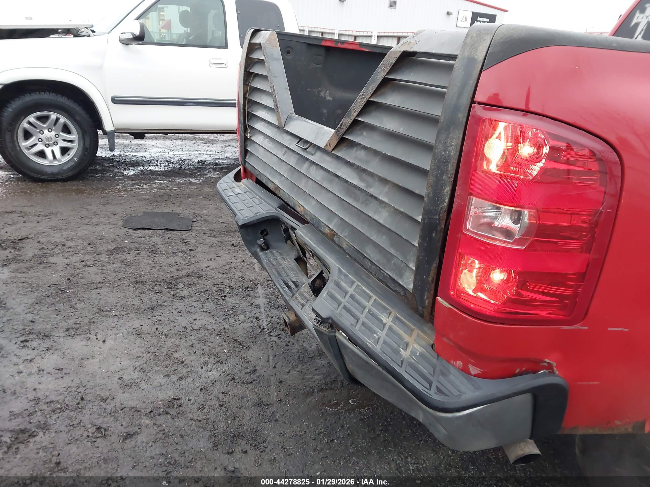 CHEVROLET SILVERADO image 6