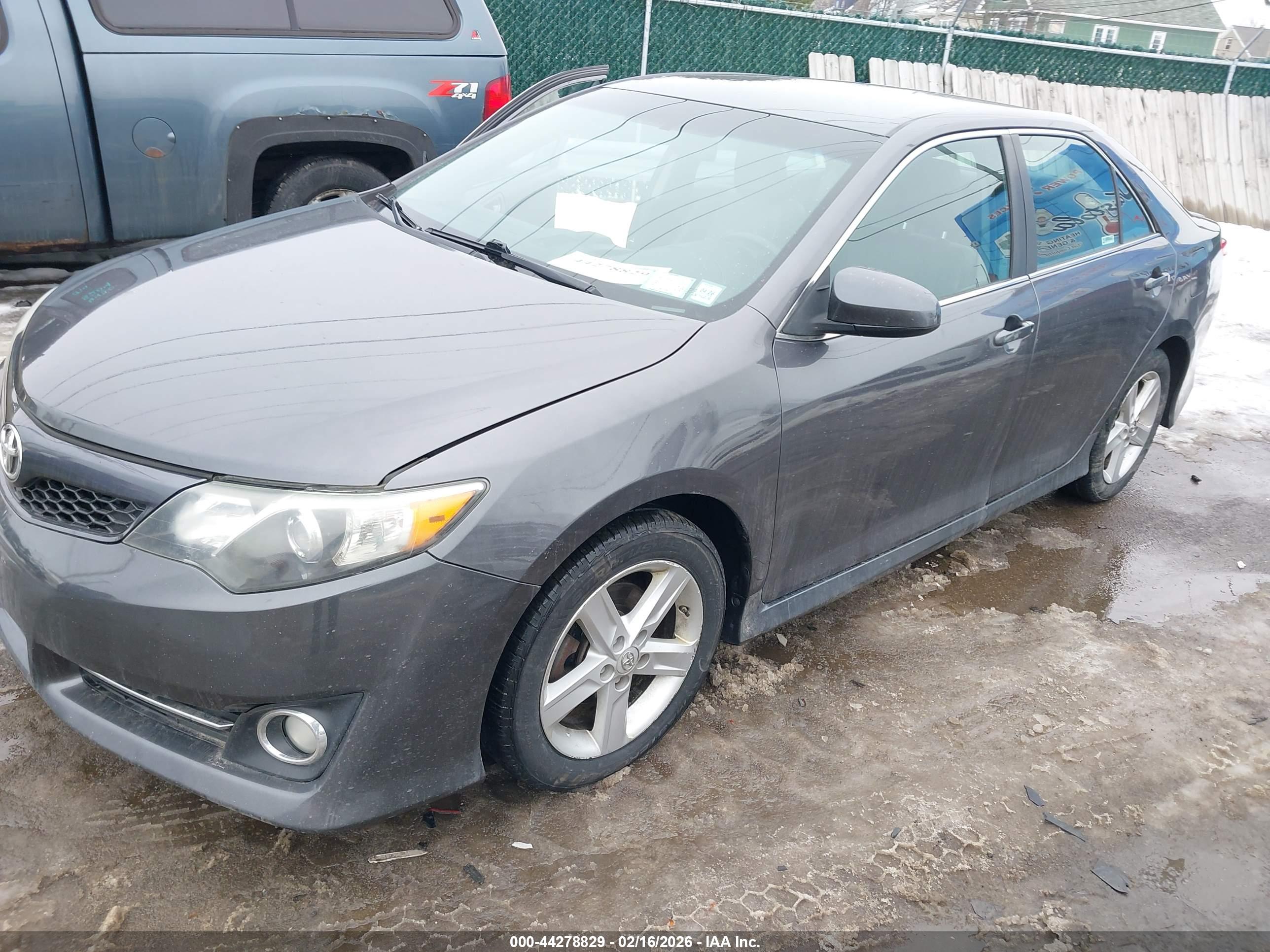 TOYOTA CAMRY image 2