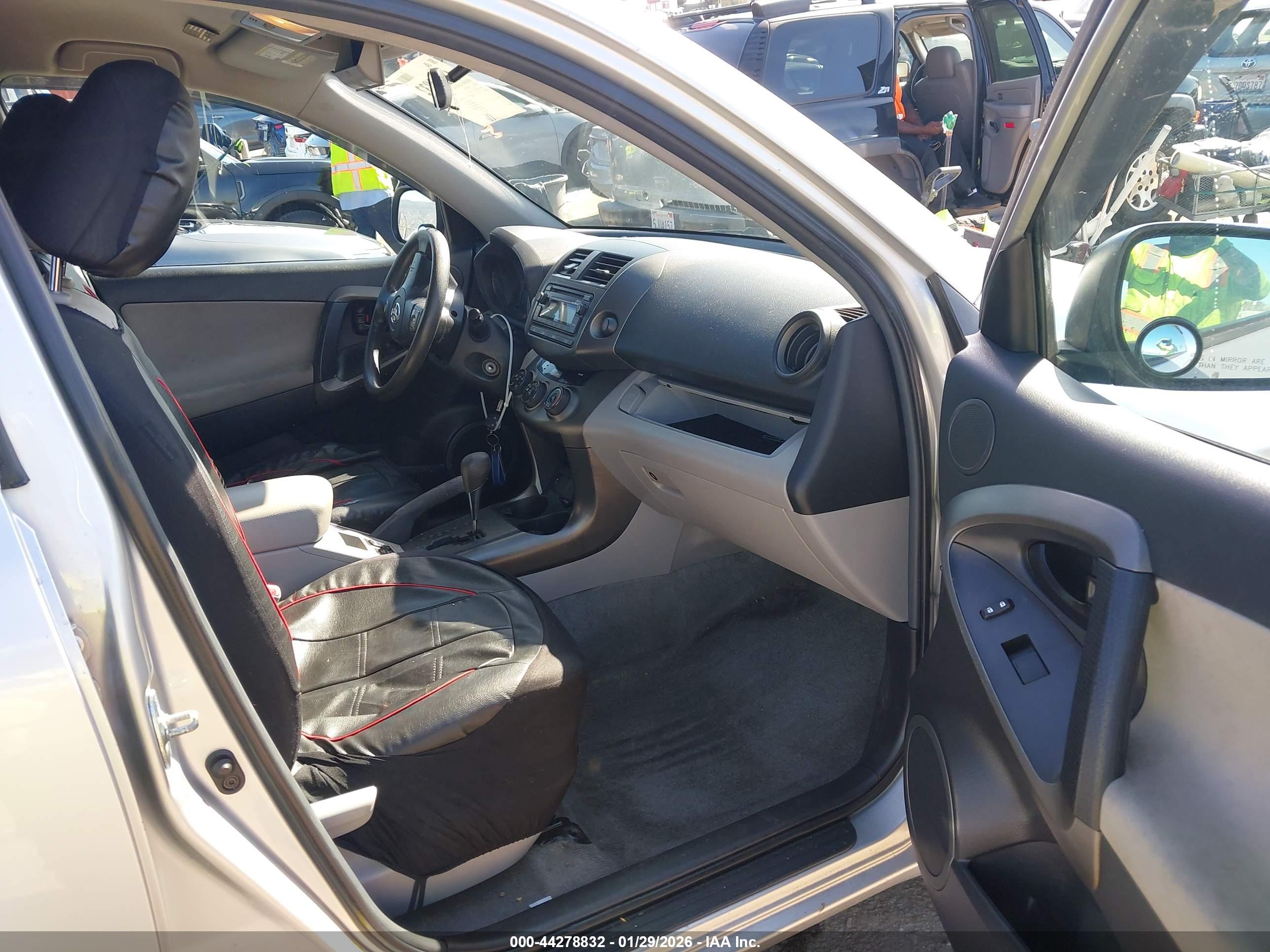TOYOTA RAV4 image 5