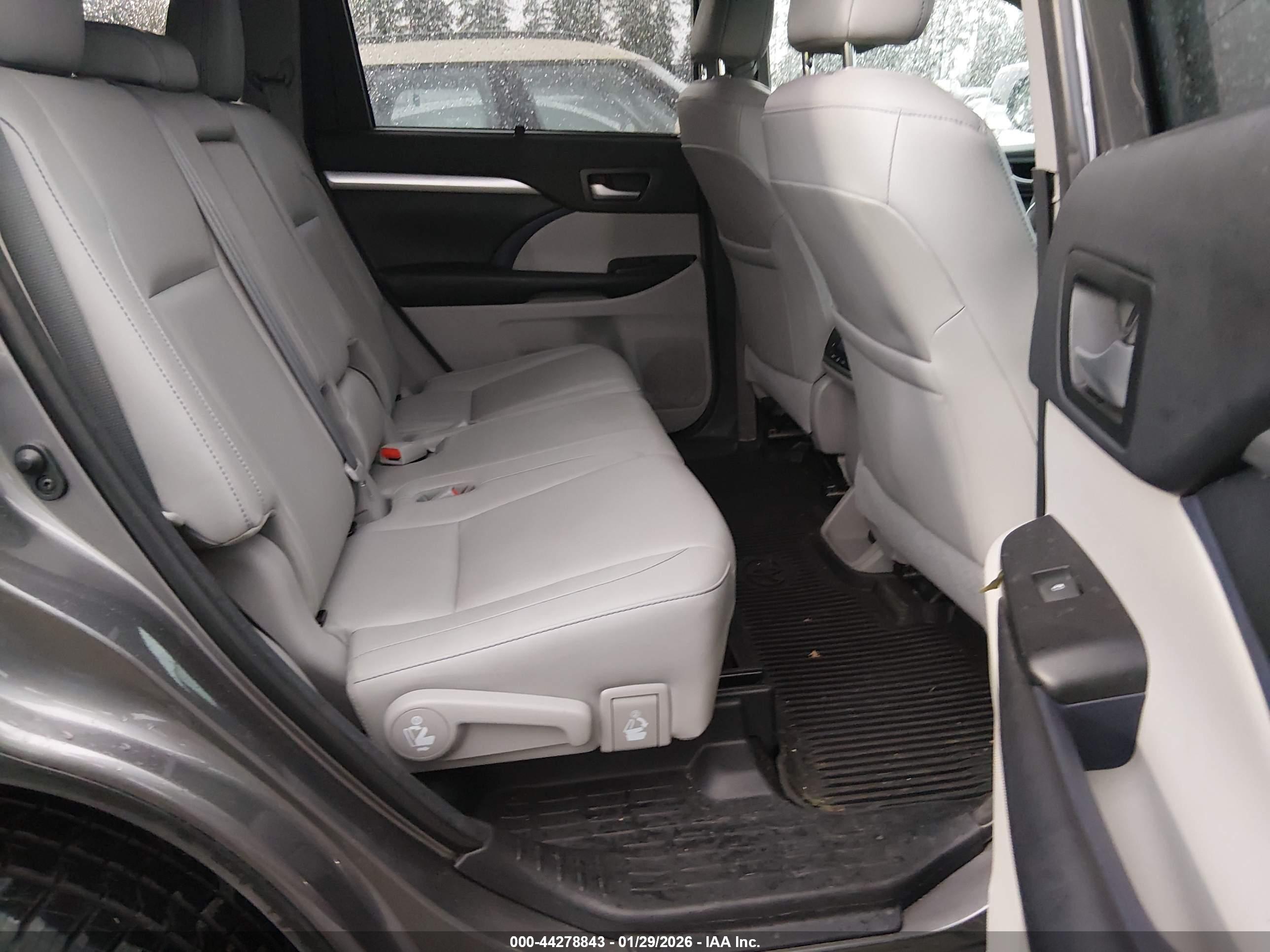 TOYOTA HIGHLANDER image 8