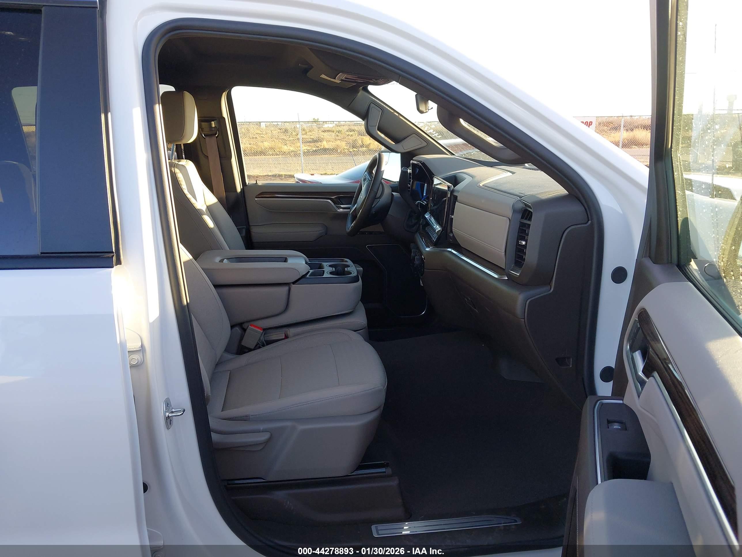 CHEVROLET SILVERADO image 5