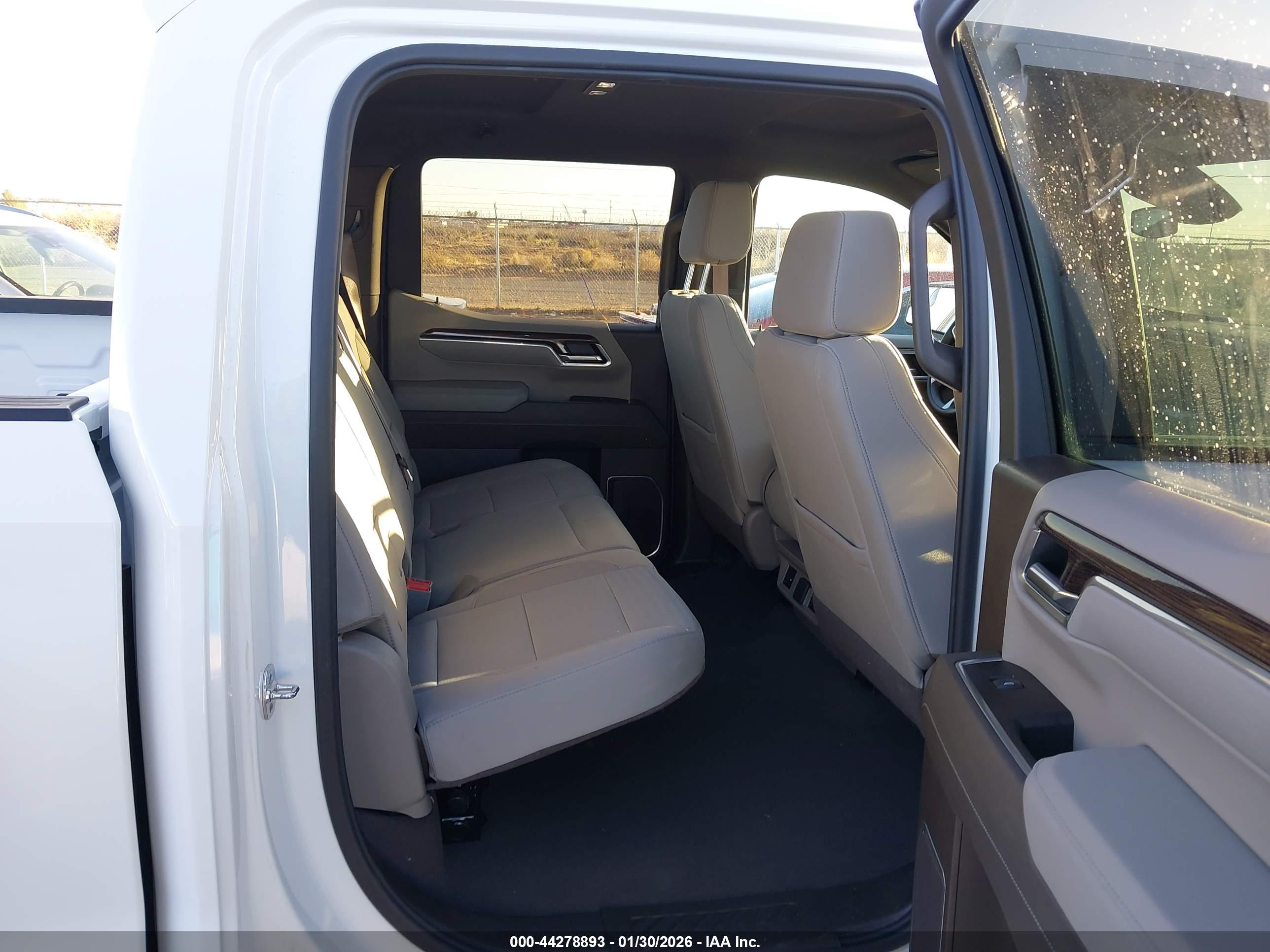 CHEVROLET SILVERADO image 8