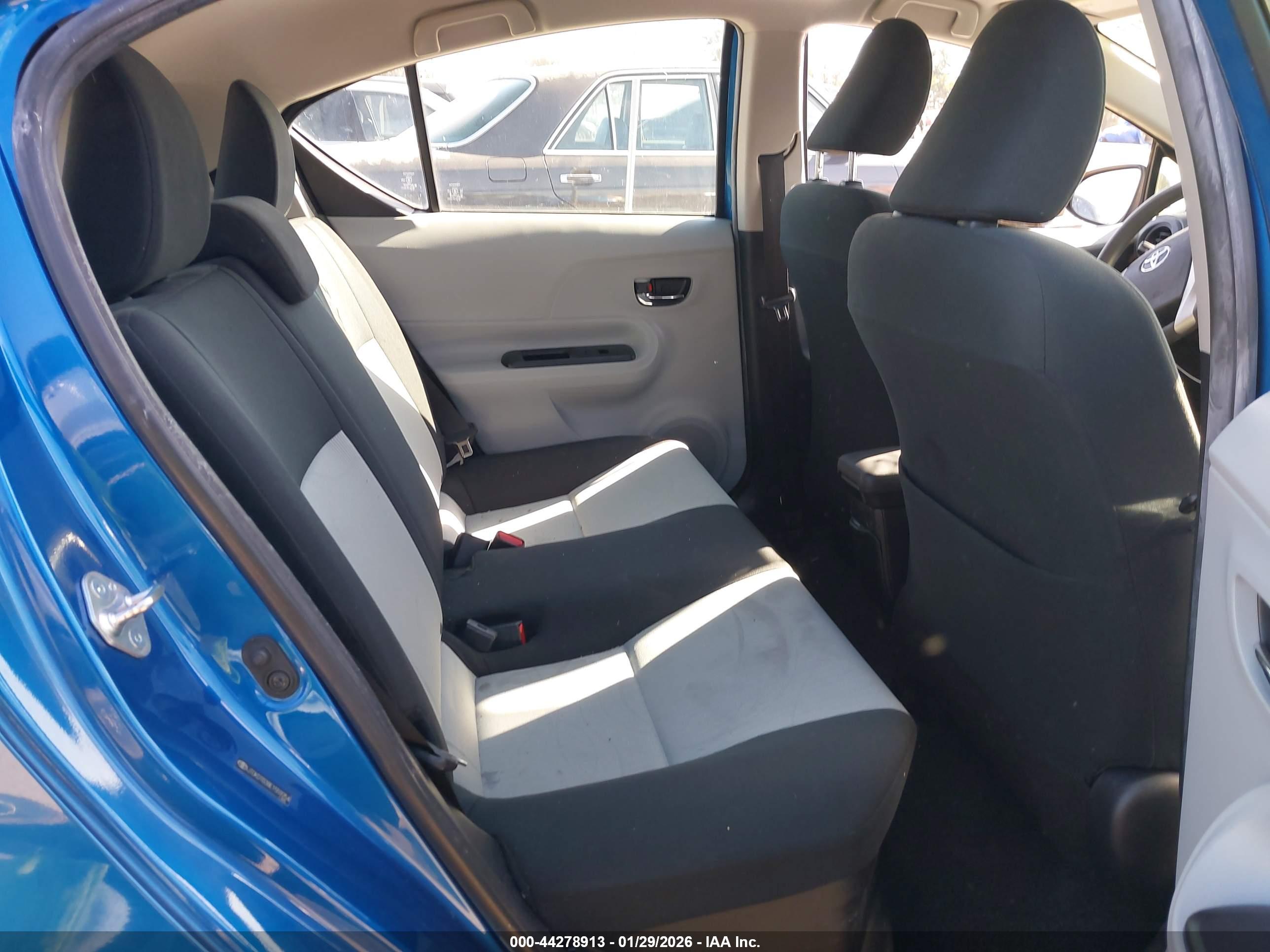 TOYOTA PRIUS image 8