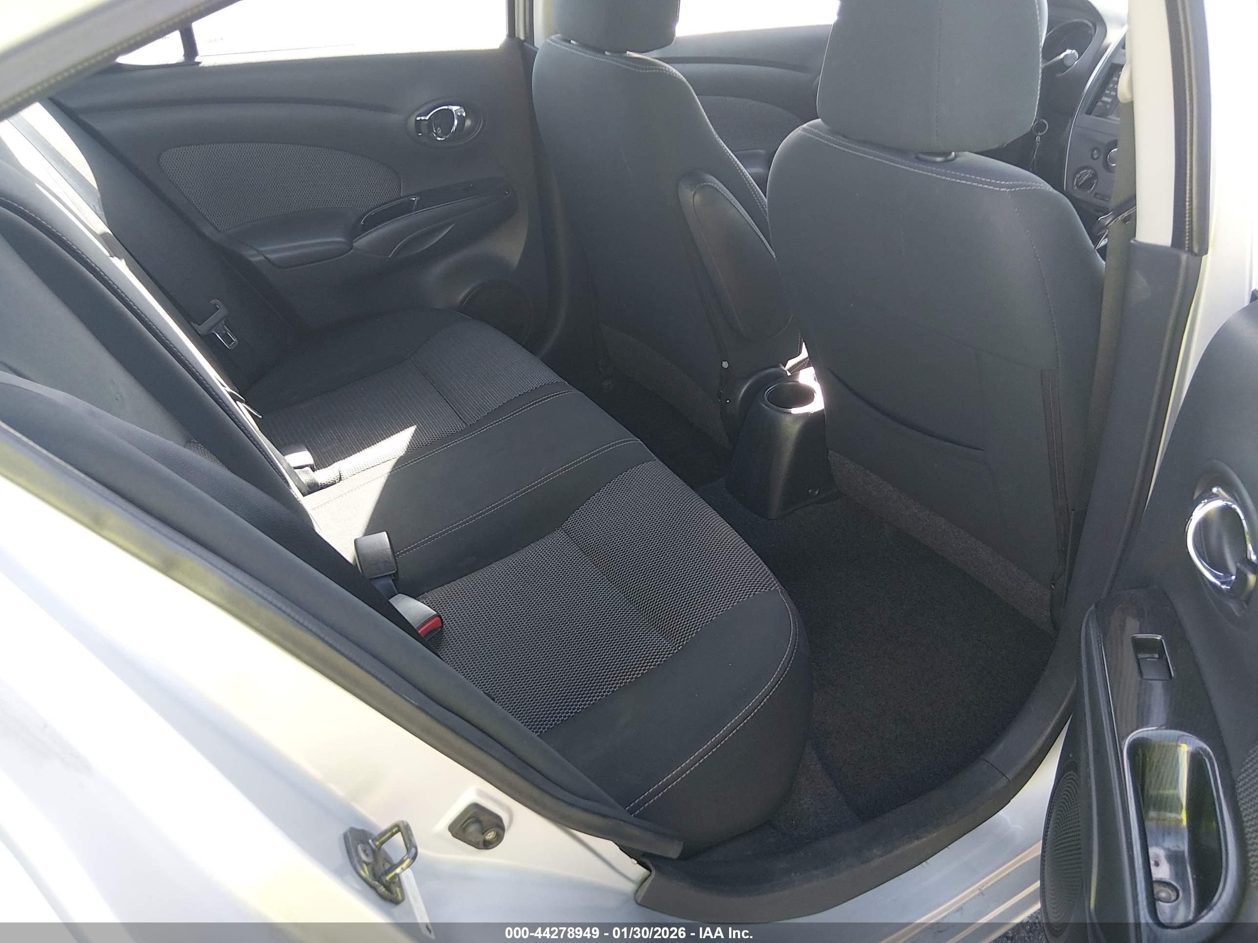 NISSAN VERSA image 8