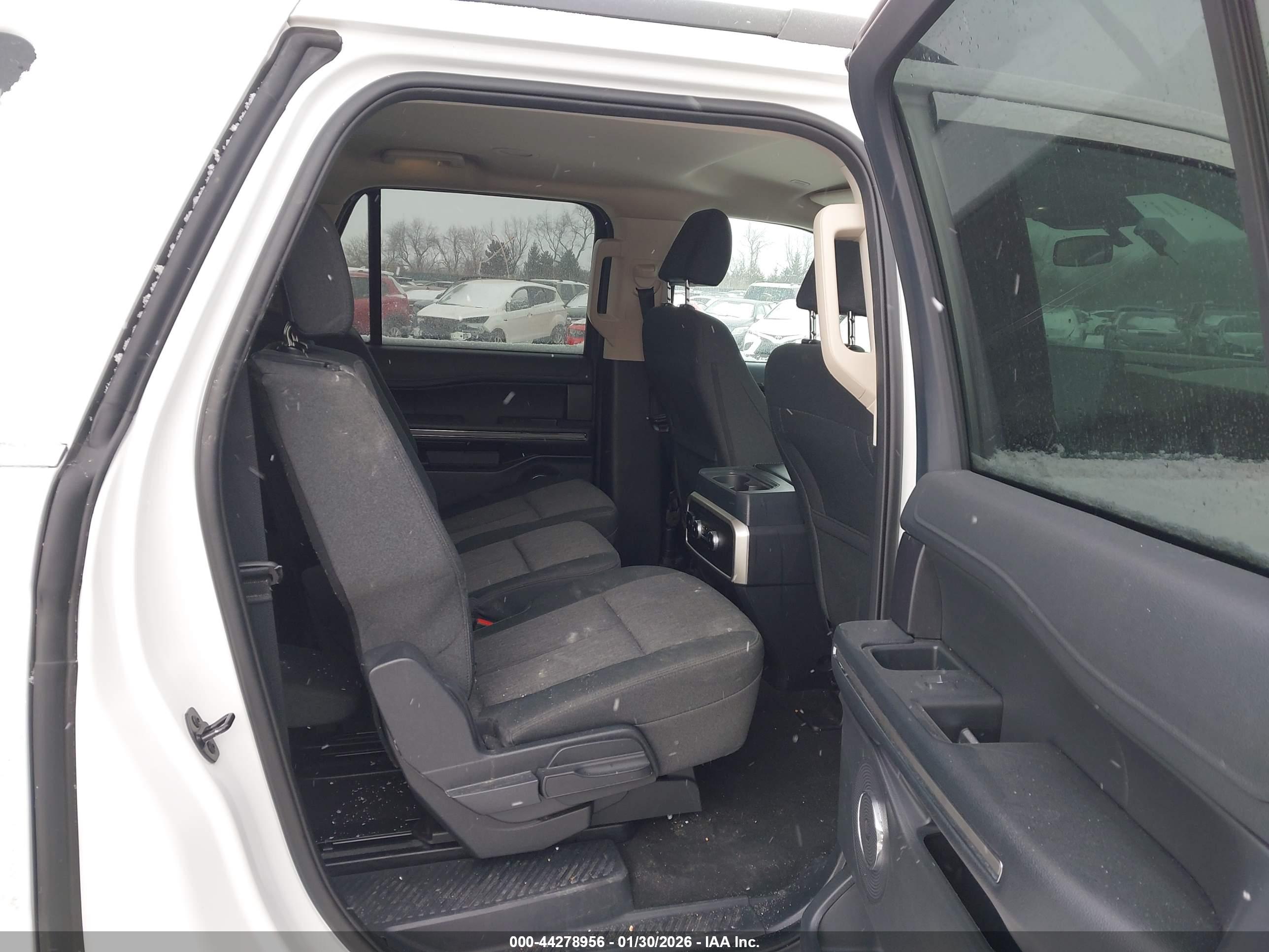 FORD EXPEDITION image 8