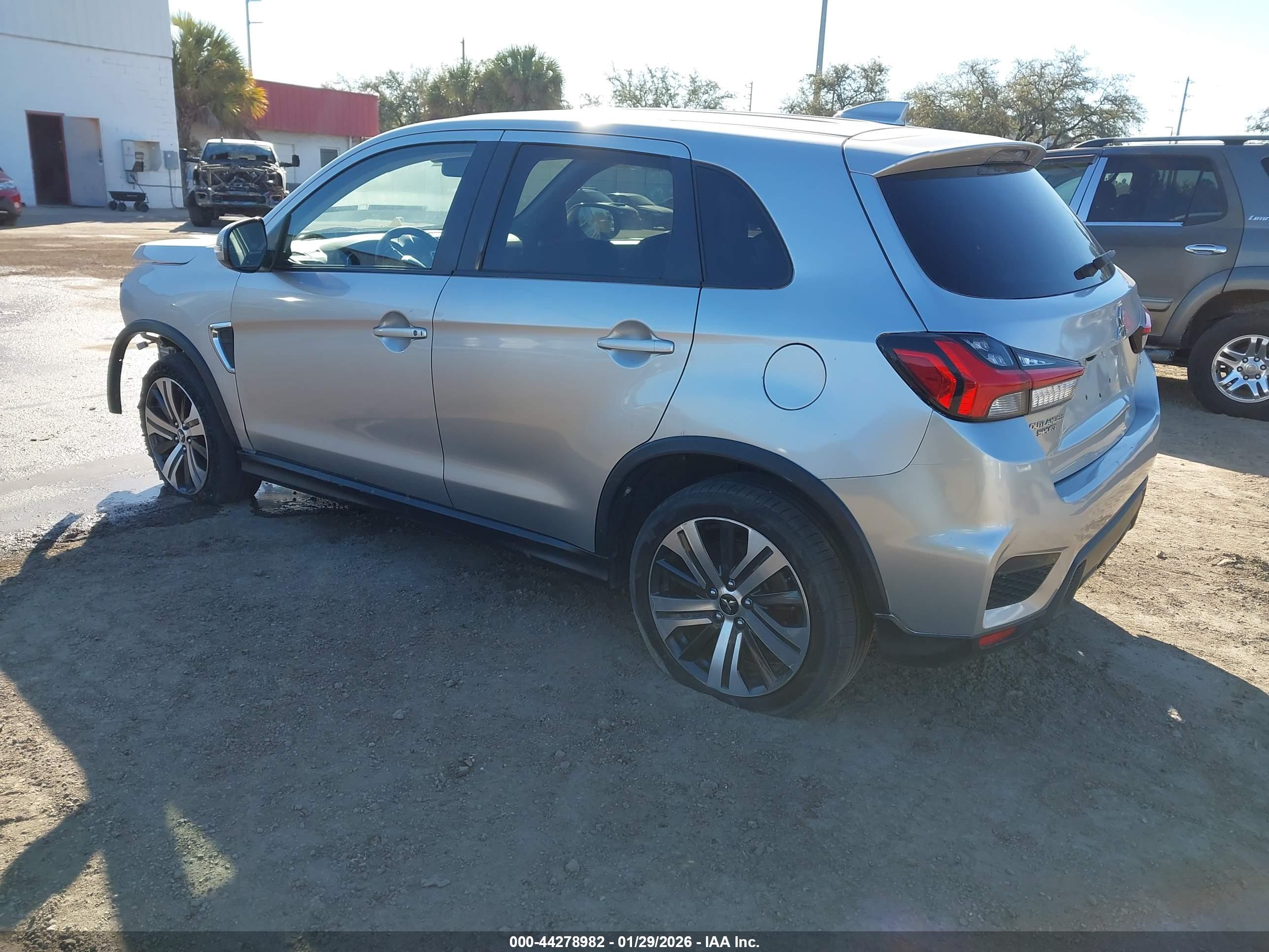 MITSUBISHI OUTLANDER image 3