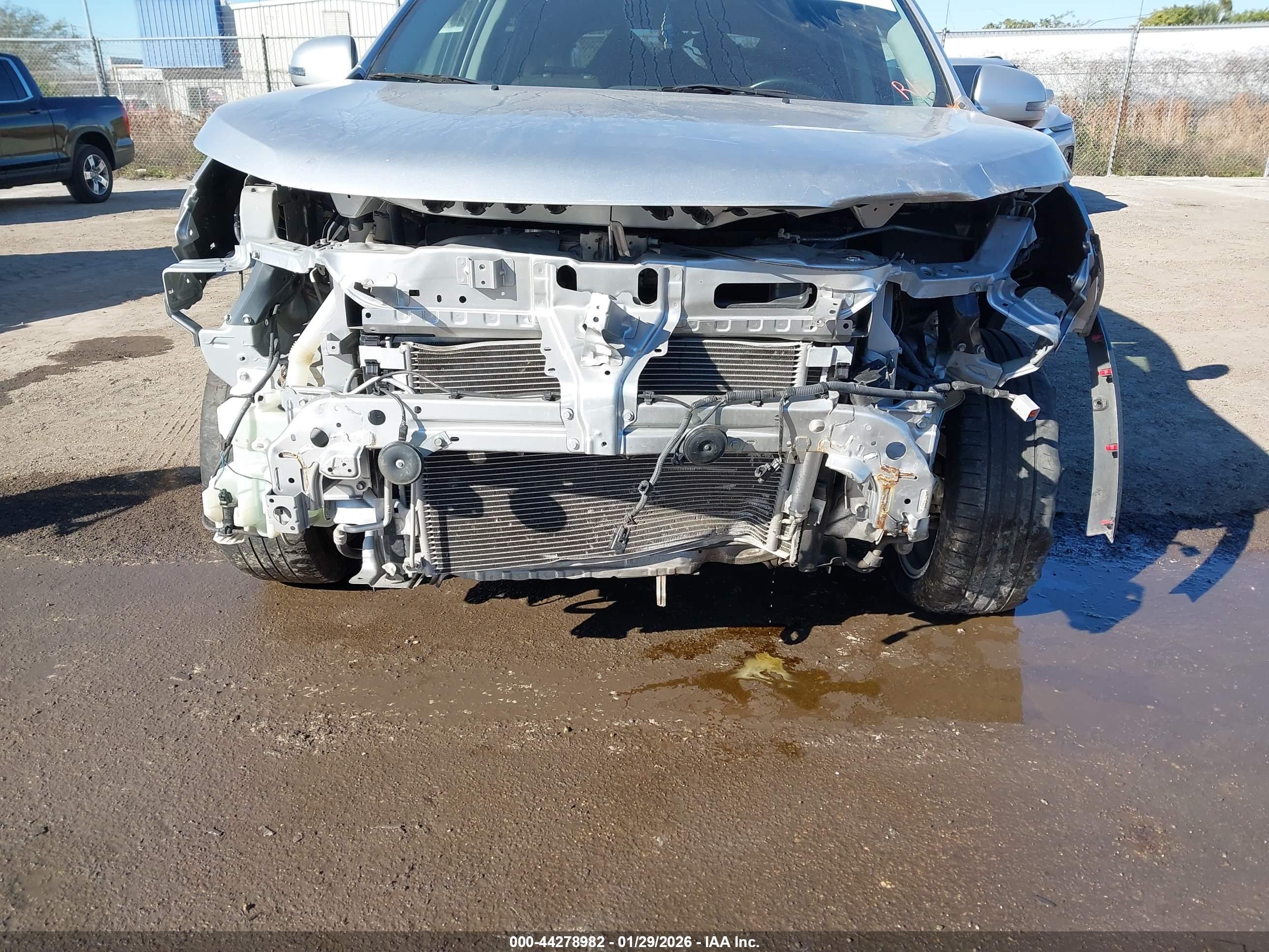 MITSUBISHI OUTLANDER image 6