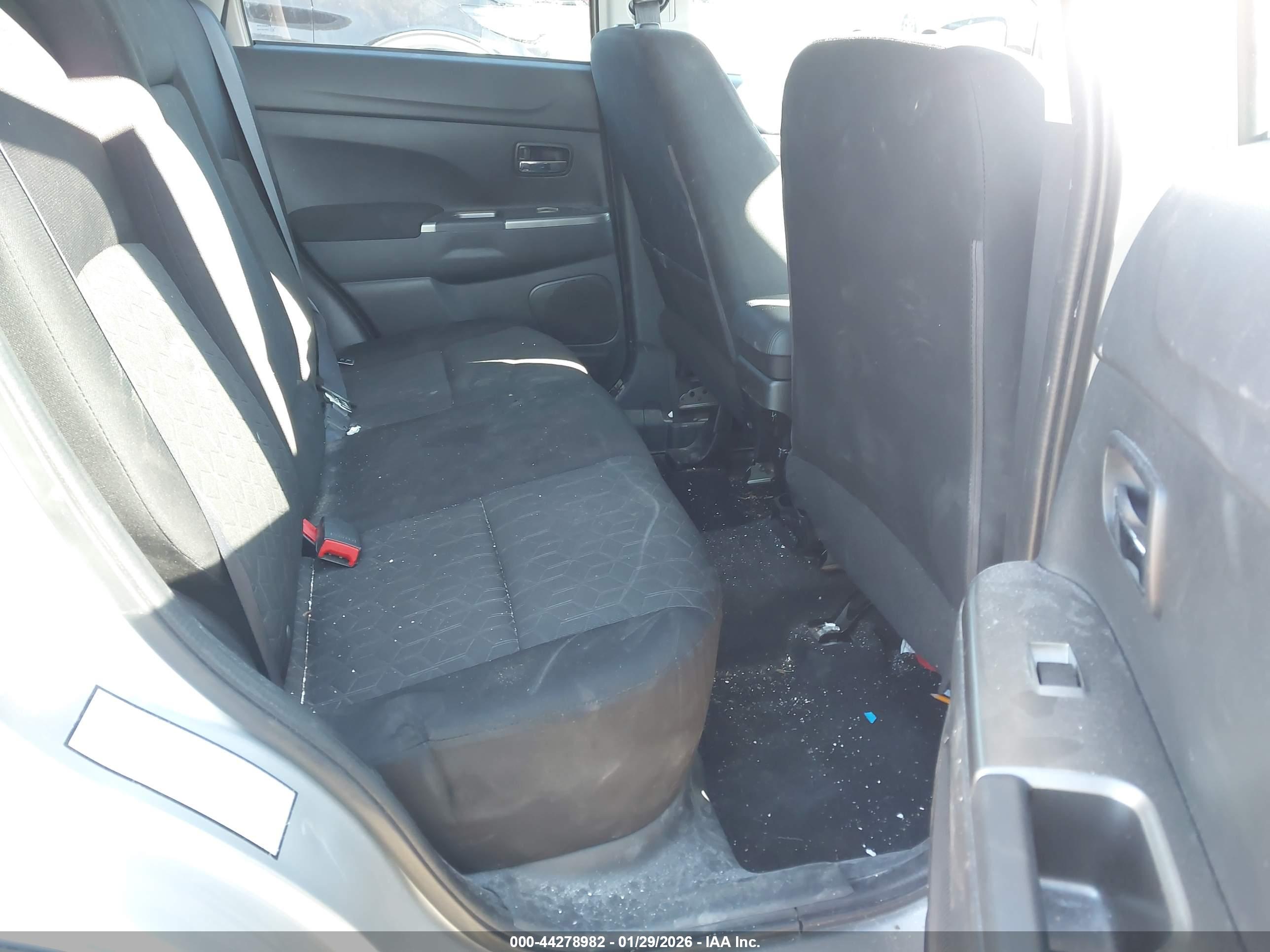 MITSUBISHI OUTLANDER image 8