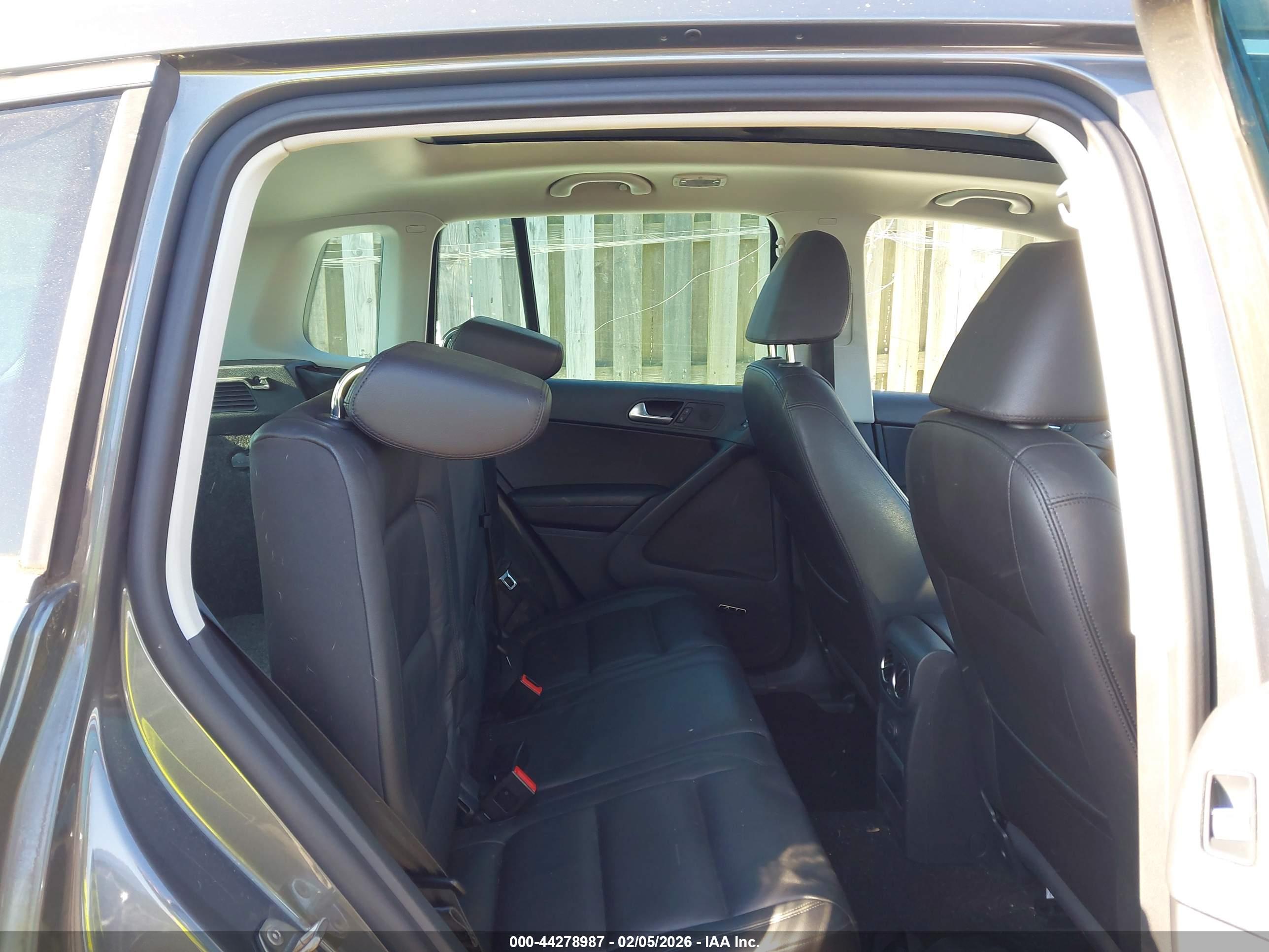 VOLKSWAGEN TIGUAN image 8