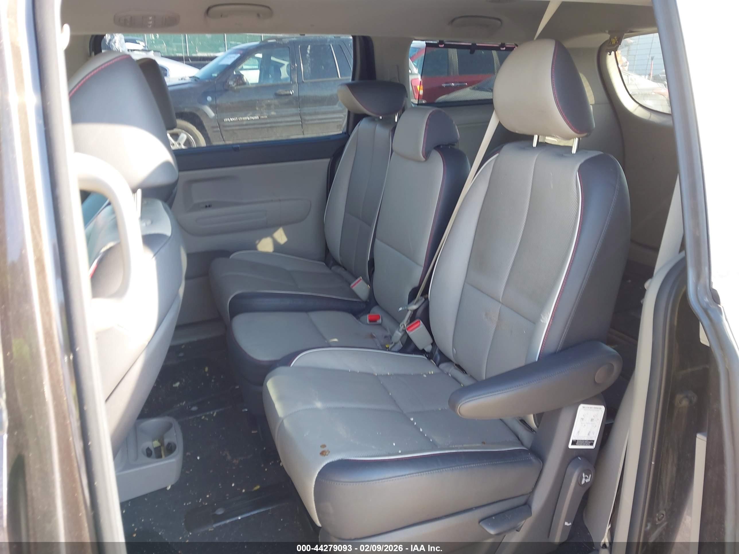 KIA SEDONA image 8