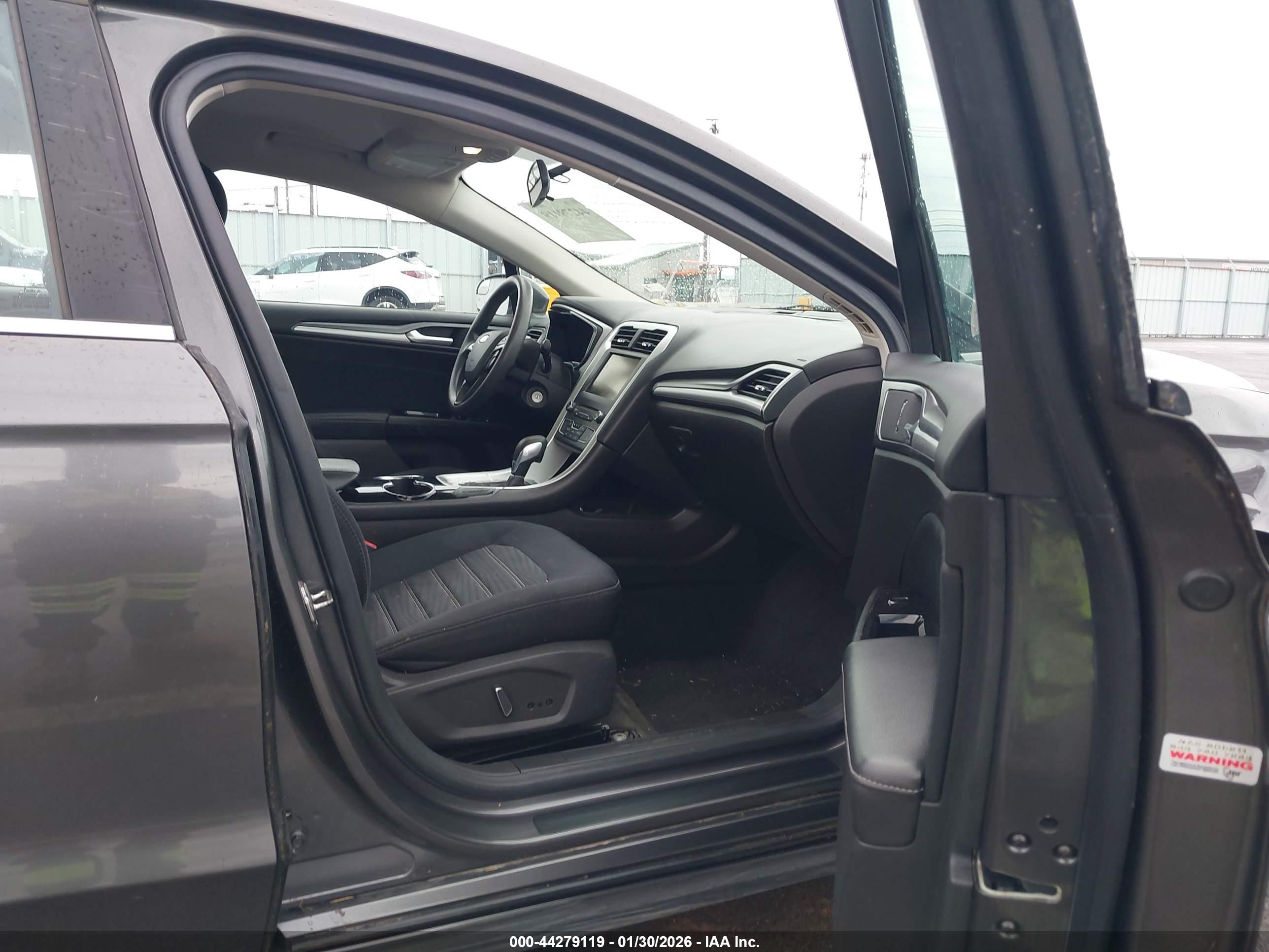 FORD FUSION image 5