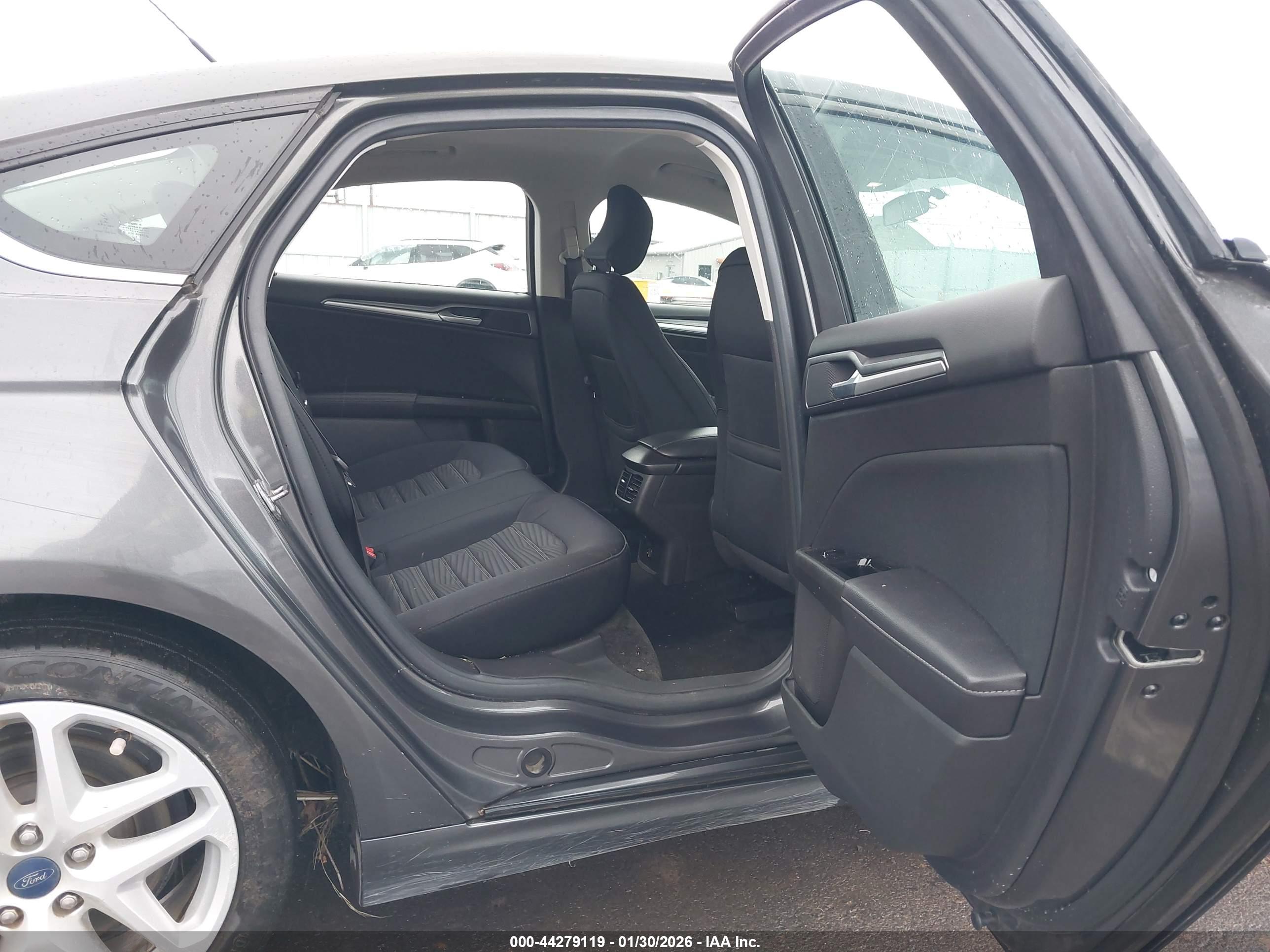 FORD FUSION image 8