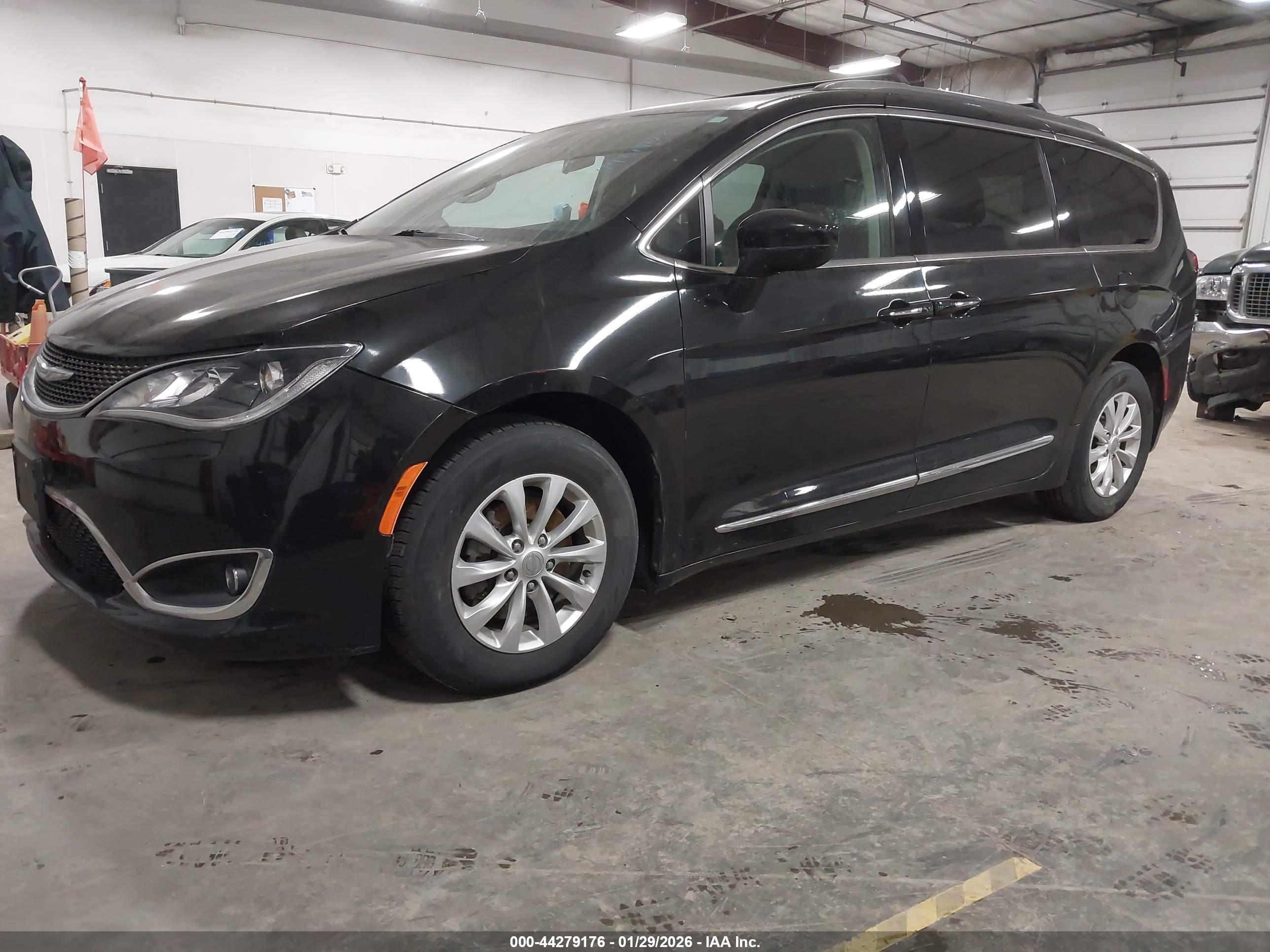 CHRYSLER PACIFICA image 2