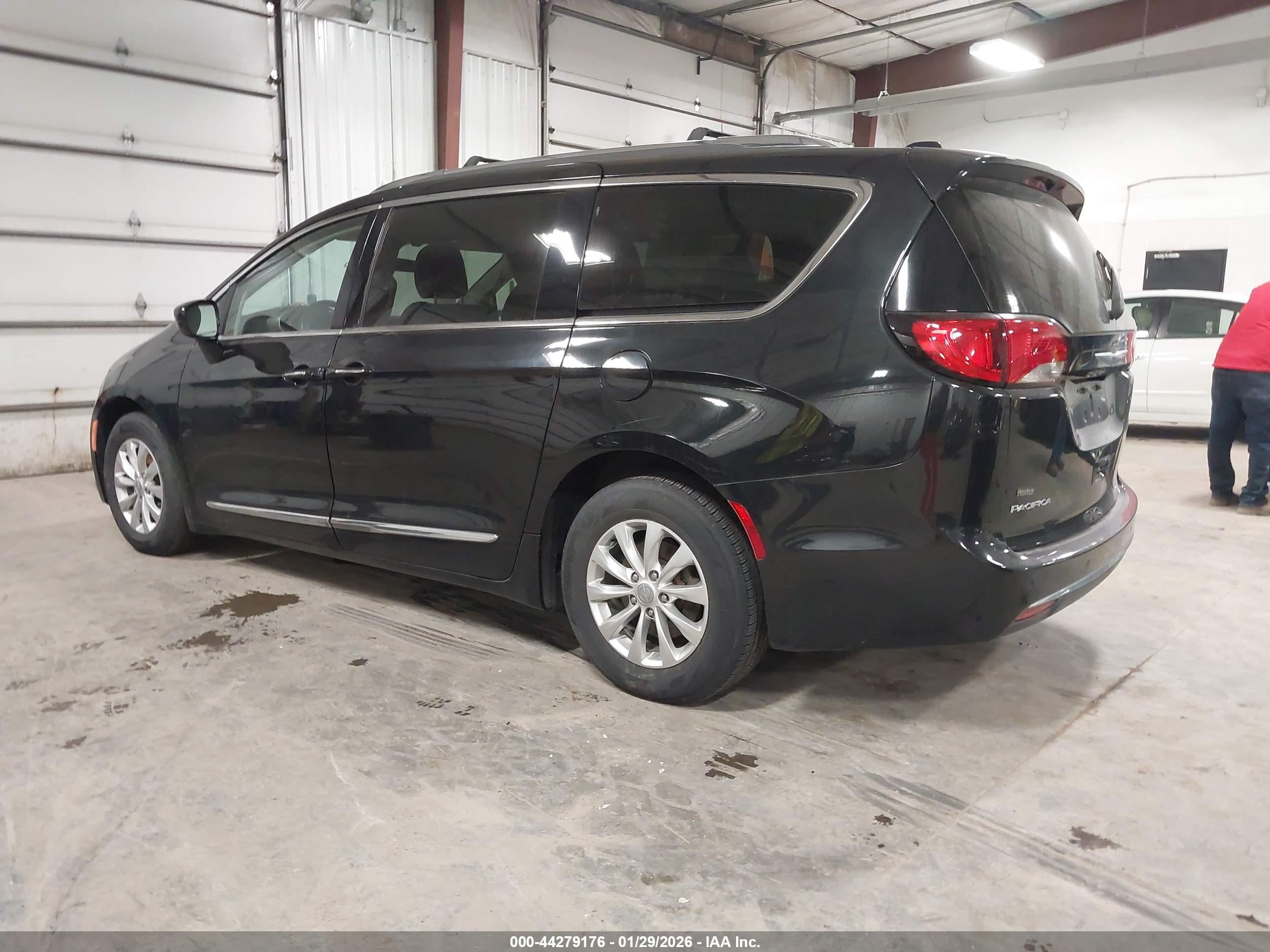 CHRYSLER PACIFICA image 3