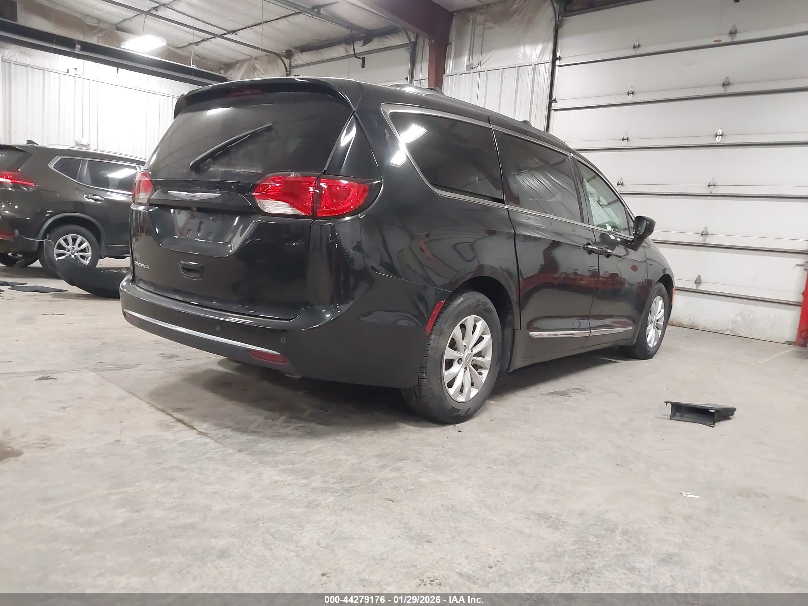 CHRYSLER PACIFICA image 4