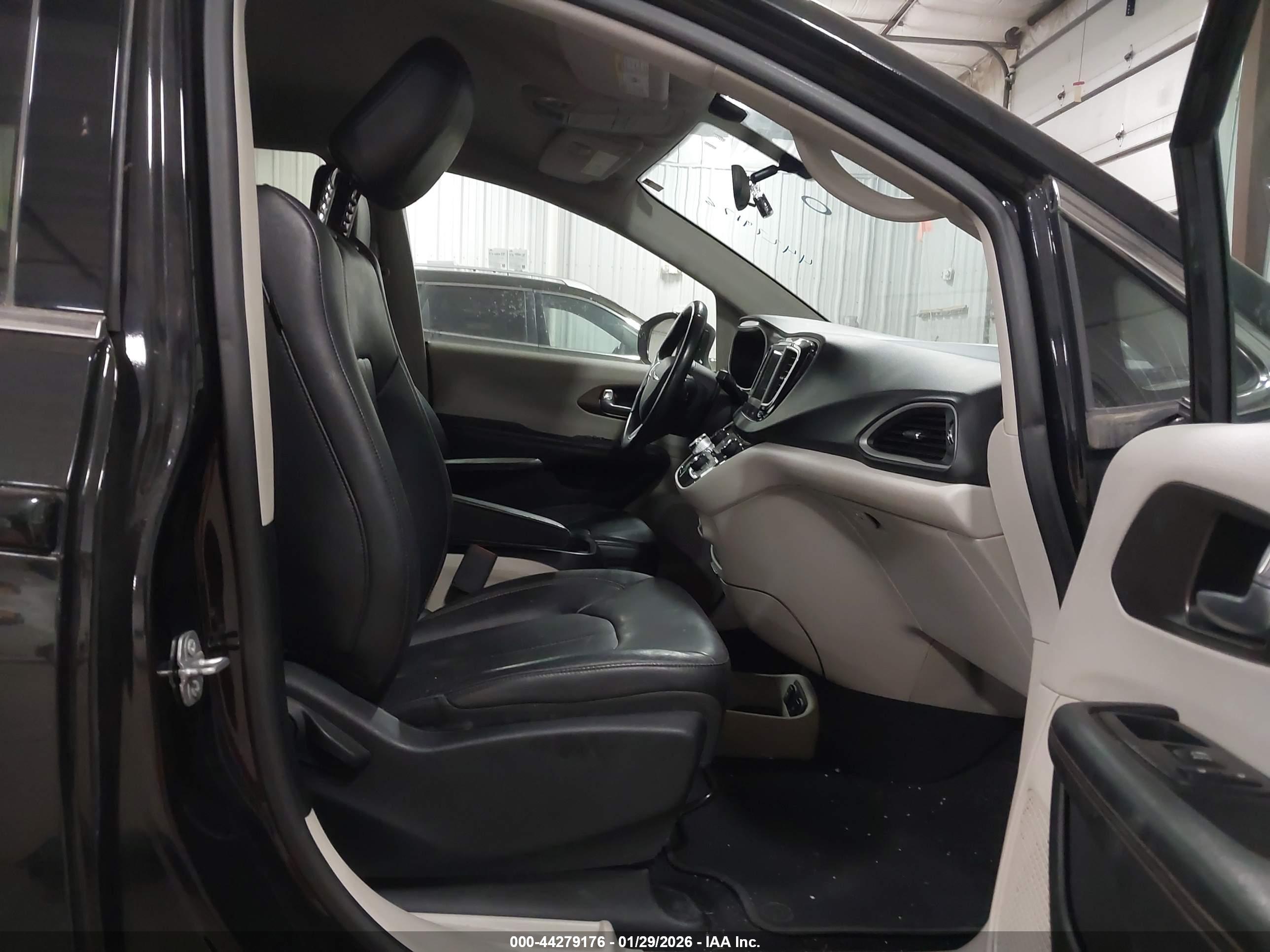 CHRYSLER PACIFICA image 5