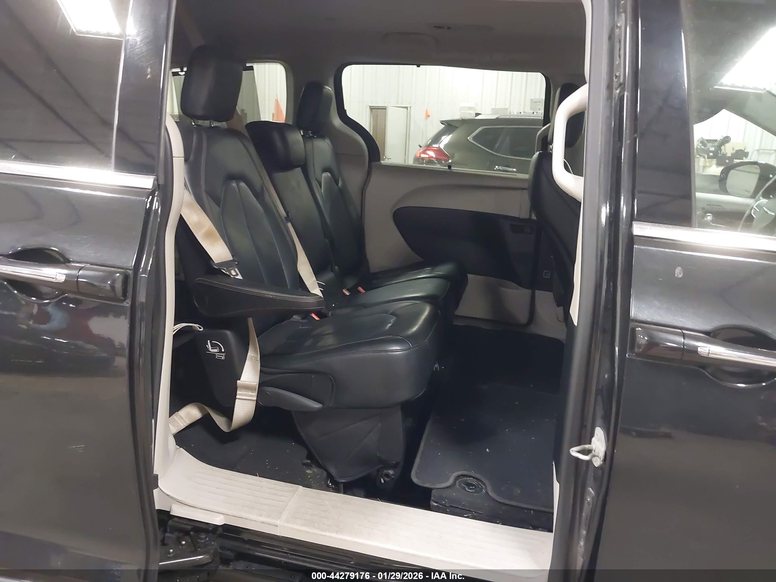 CHRYSLER PACIFICA image 8