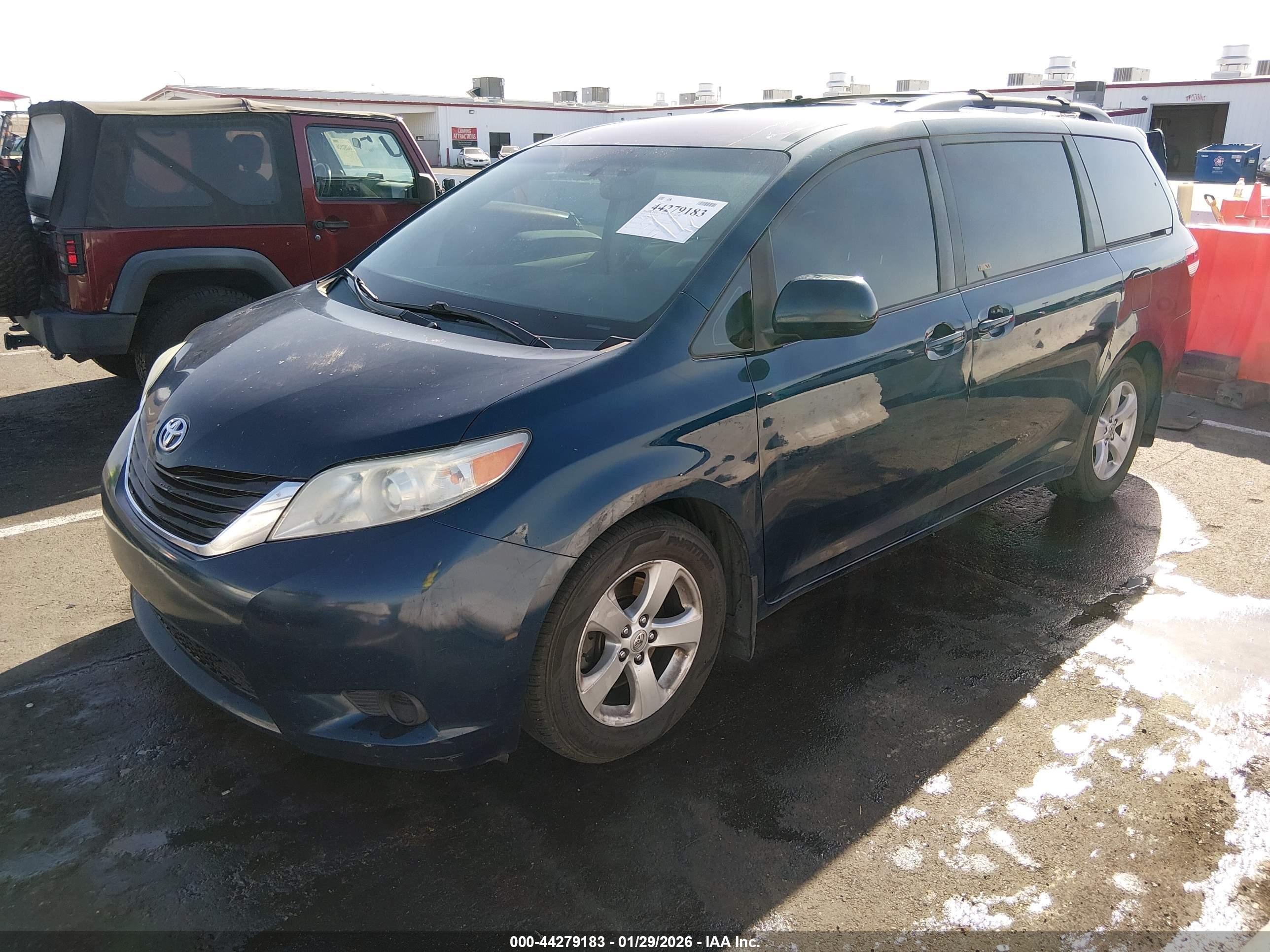 TOYOTA SIENNA image 2