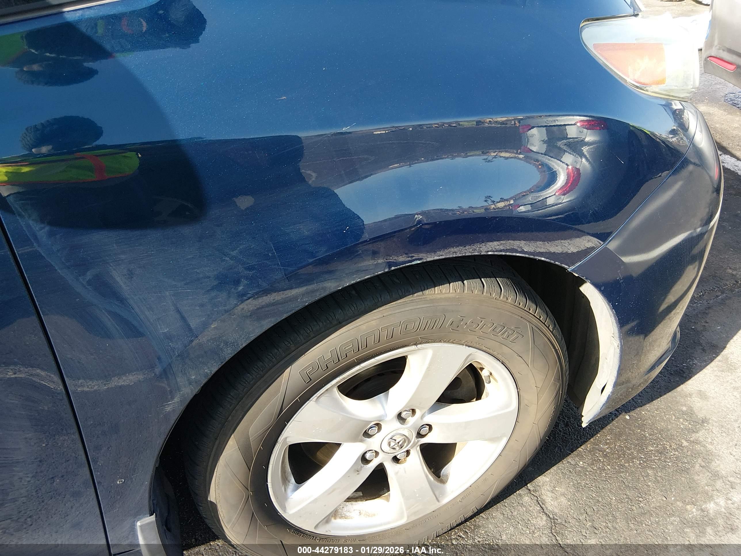TOYOTA SIENNA image 6