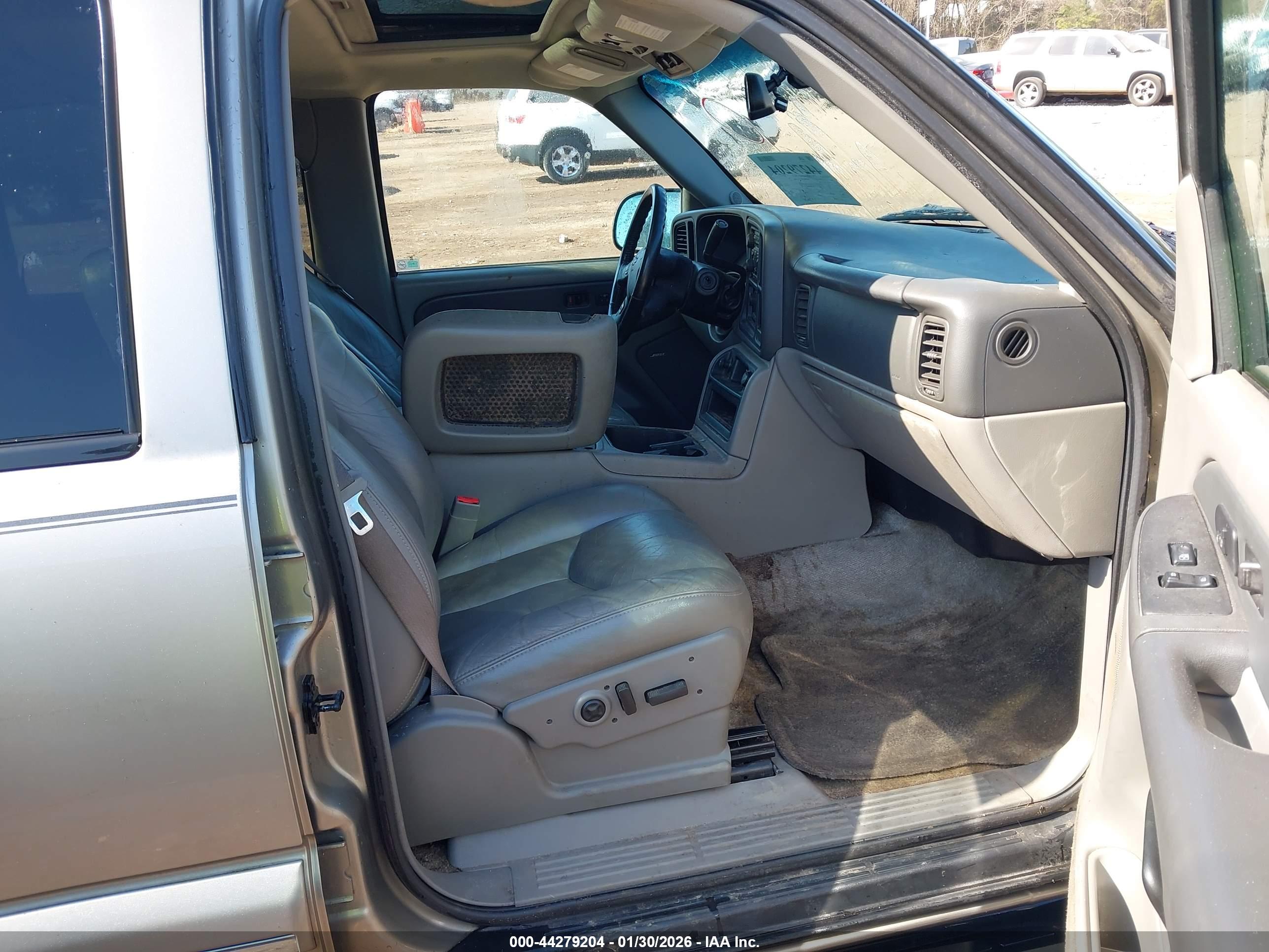 CHEVROLET SUBURBAN image 5