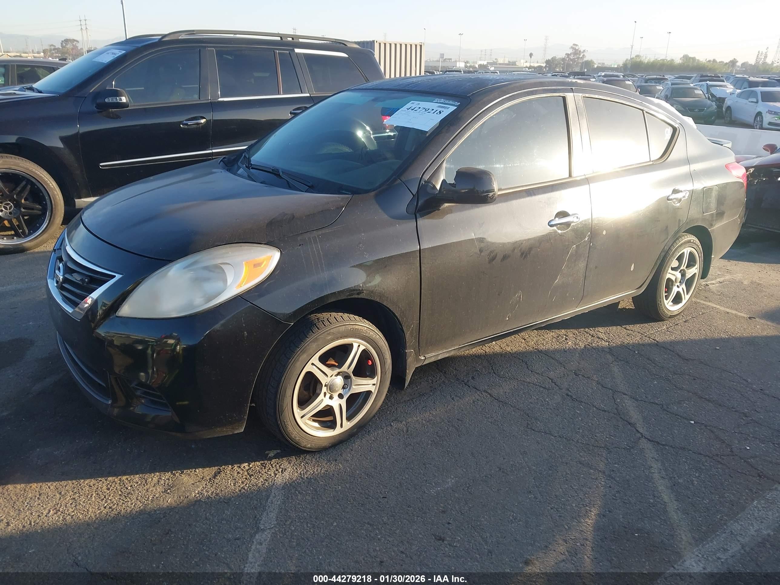NISSAN VERSA image 2