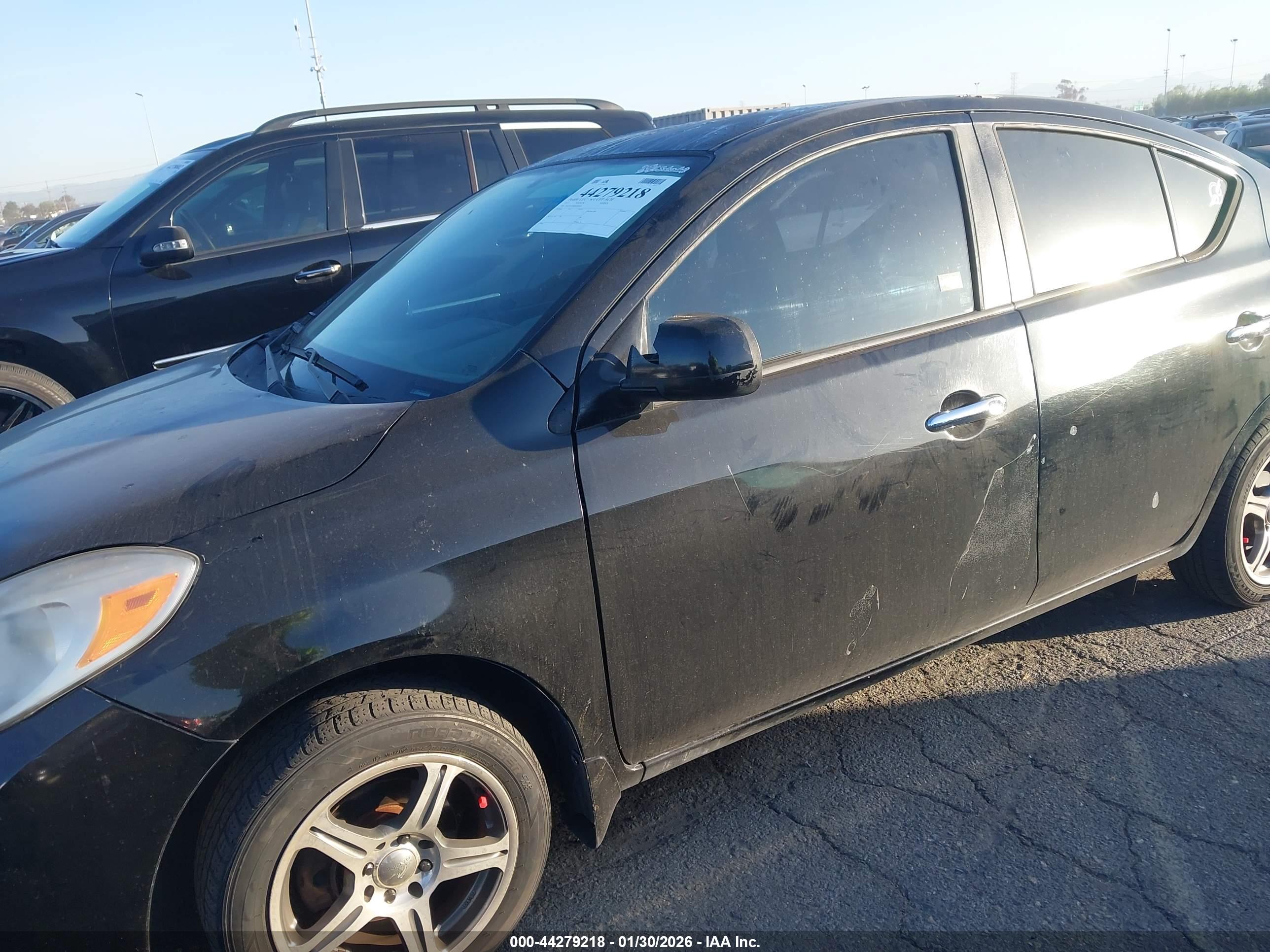 NISSAN VERSA image 6