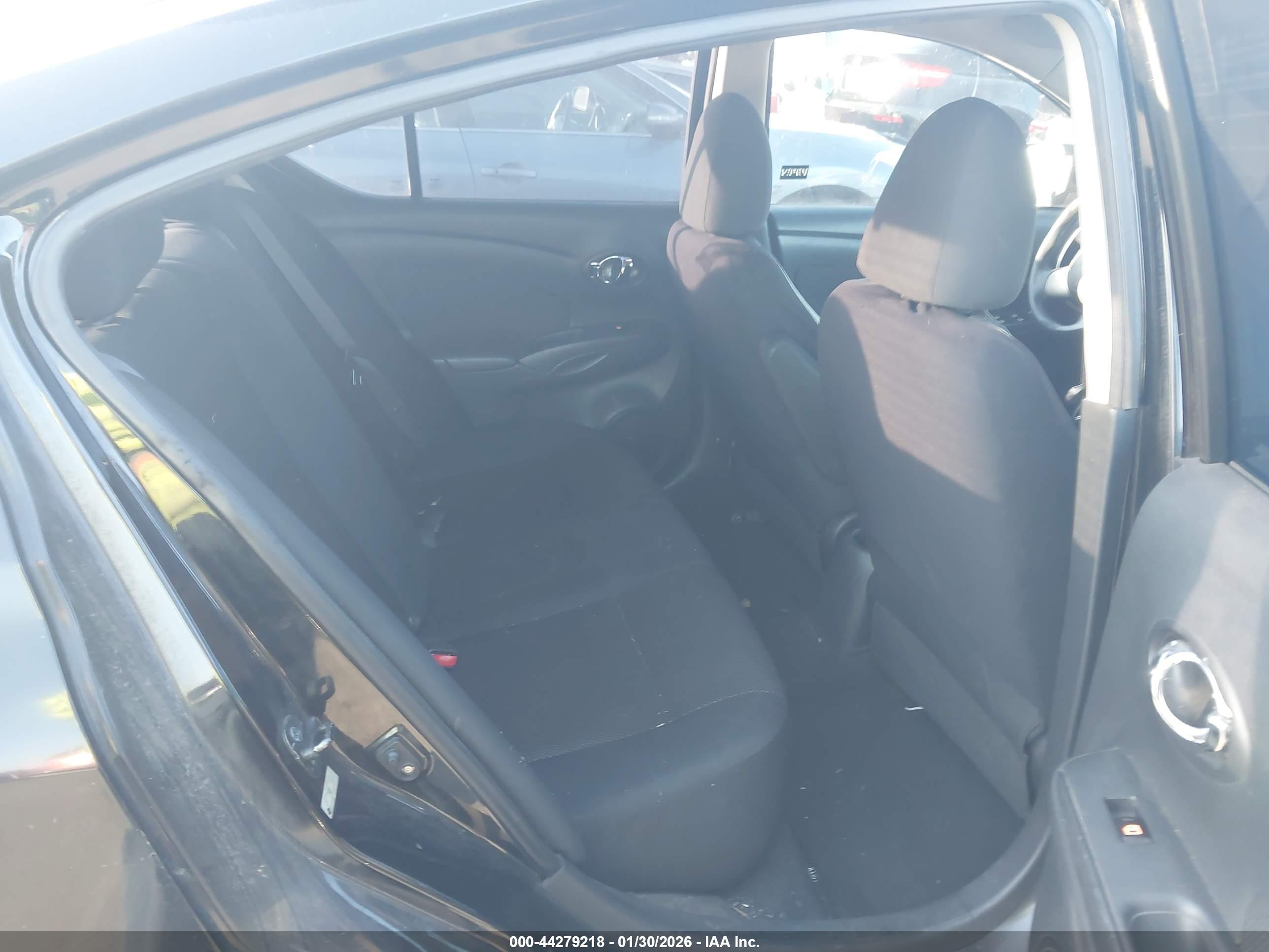 NISSAN VERSA image 8