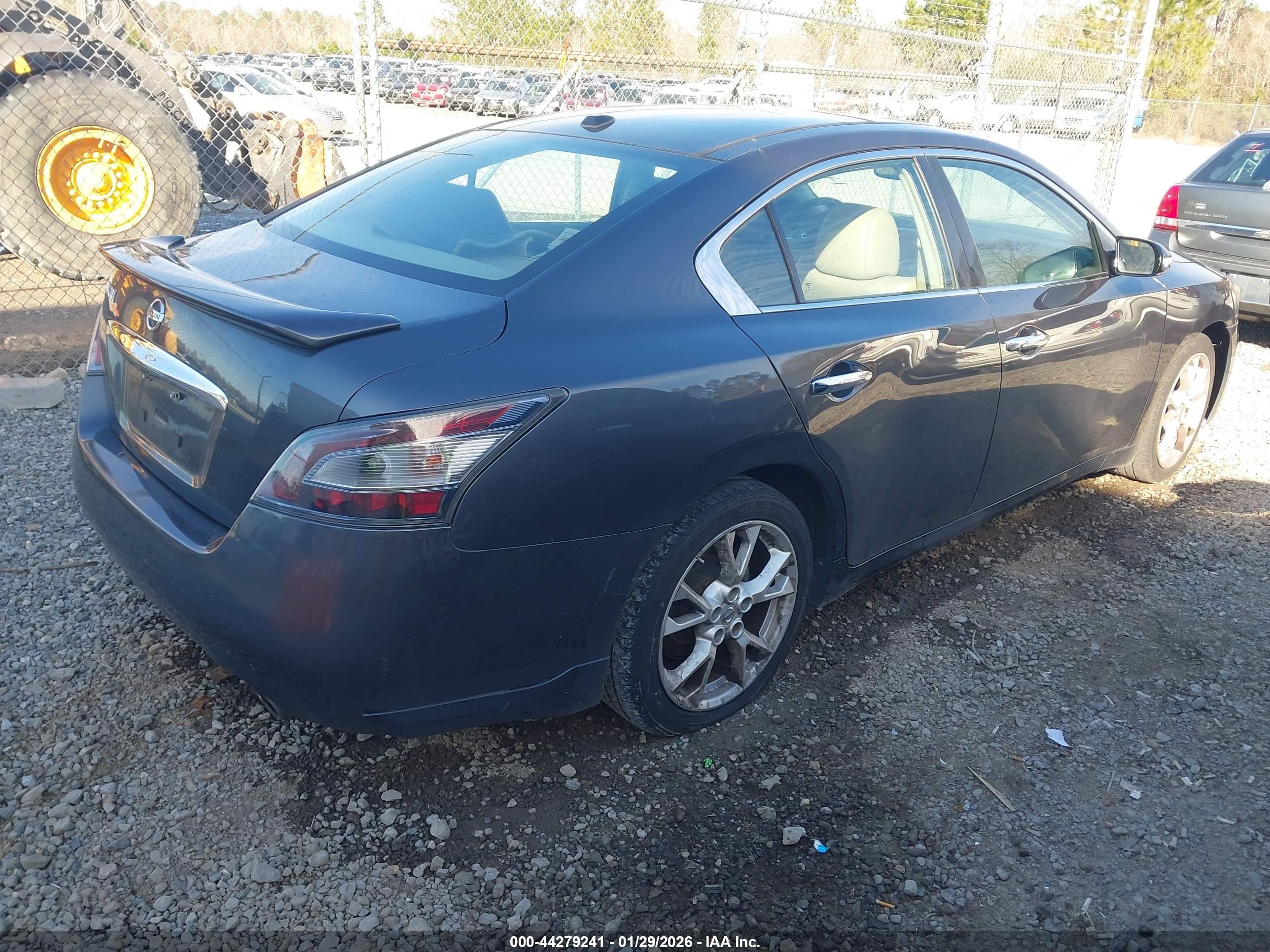 NISSAN MAXIMA image 4