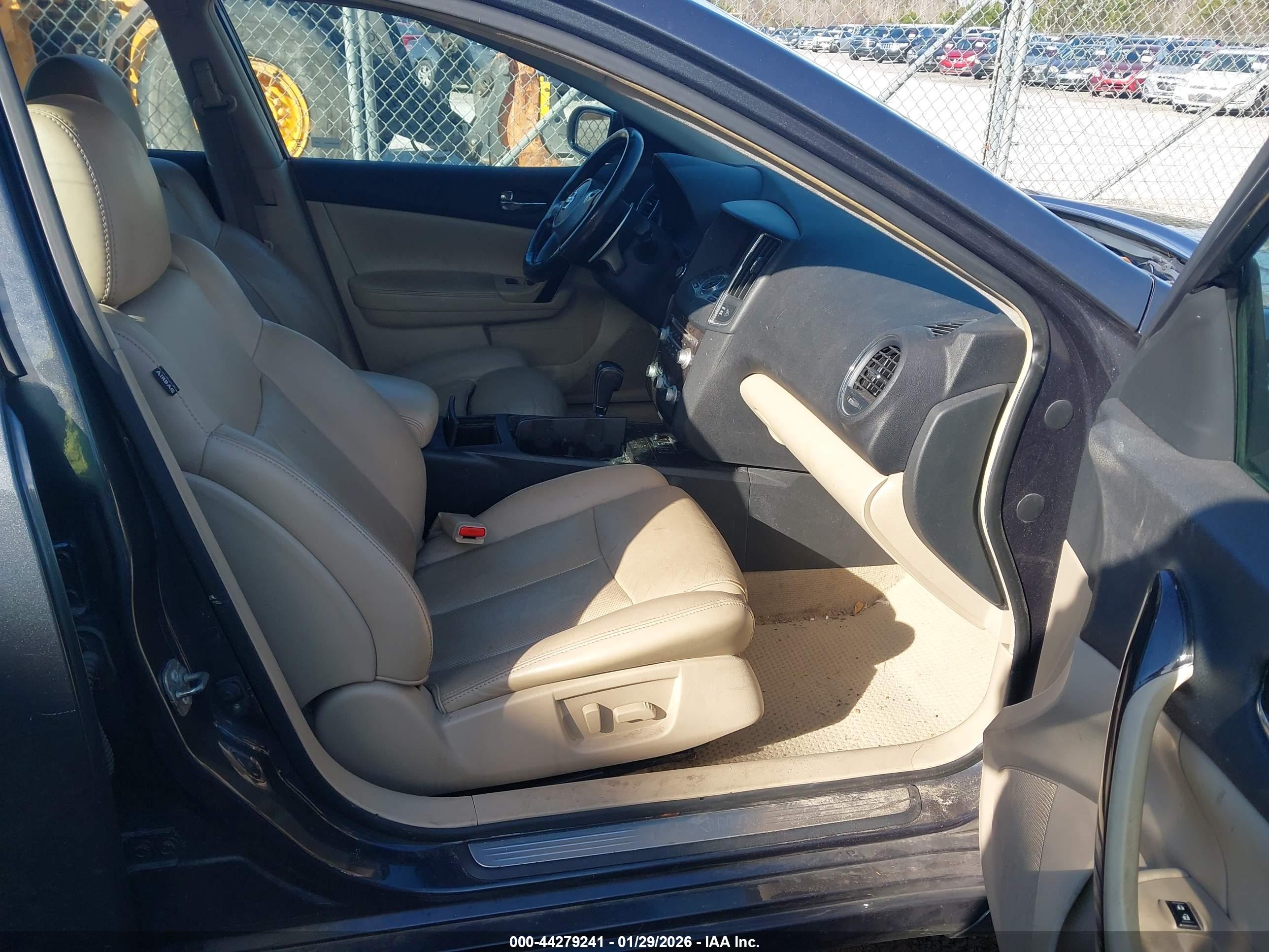 NISSAN MAXIMA image 5