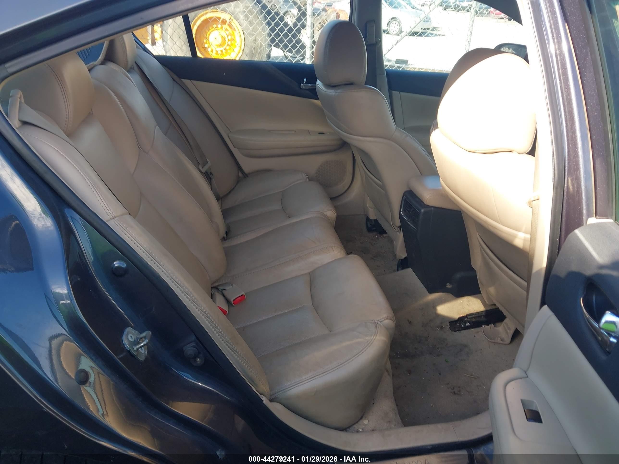 NISSAN MAXIMA image 8