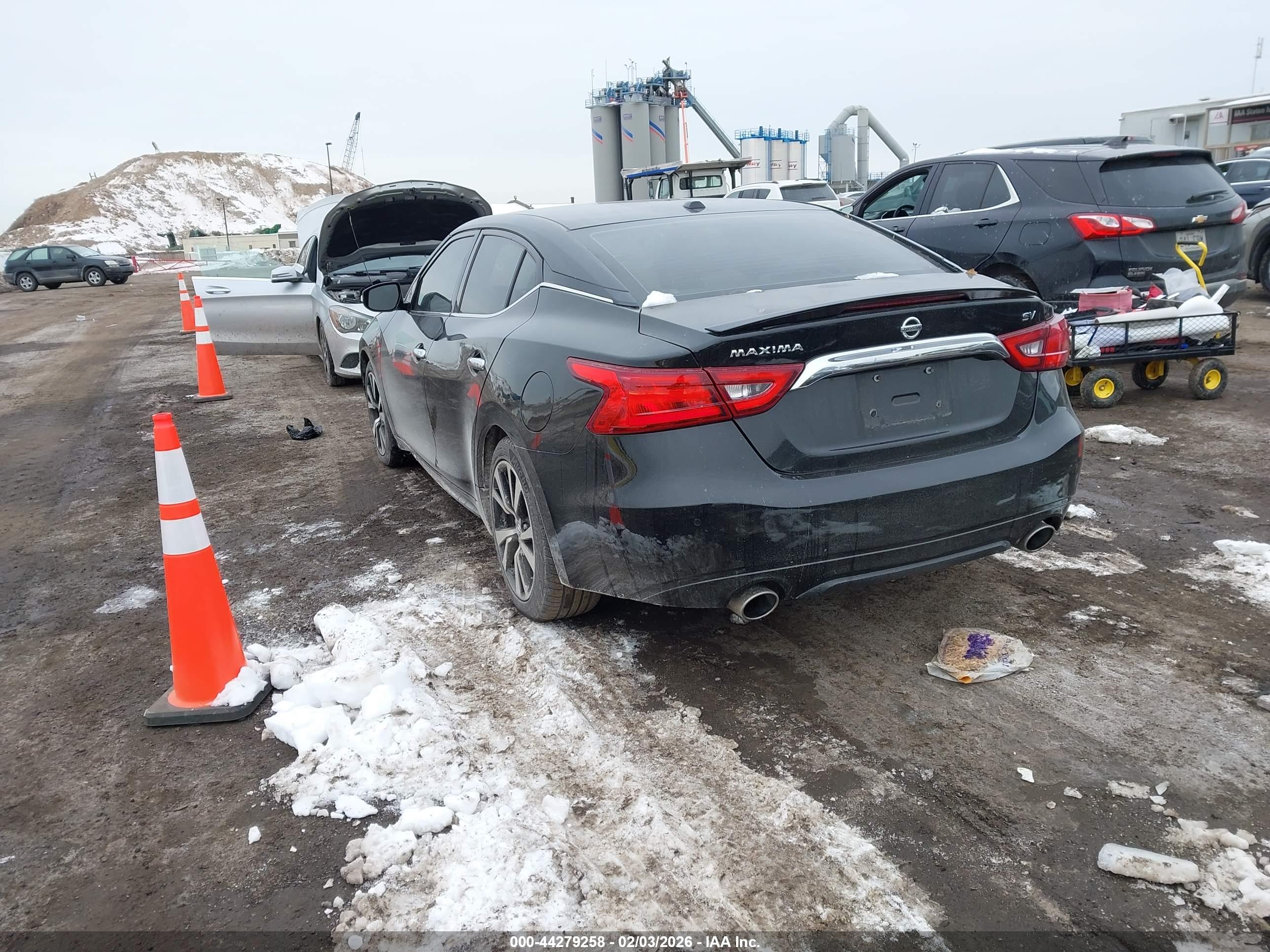NISSAN MAXIMA image 3