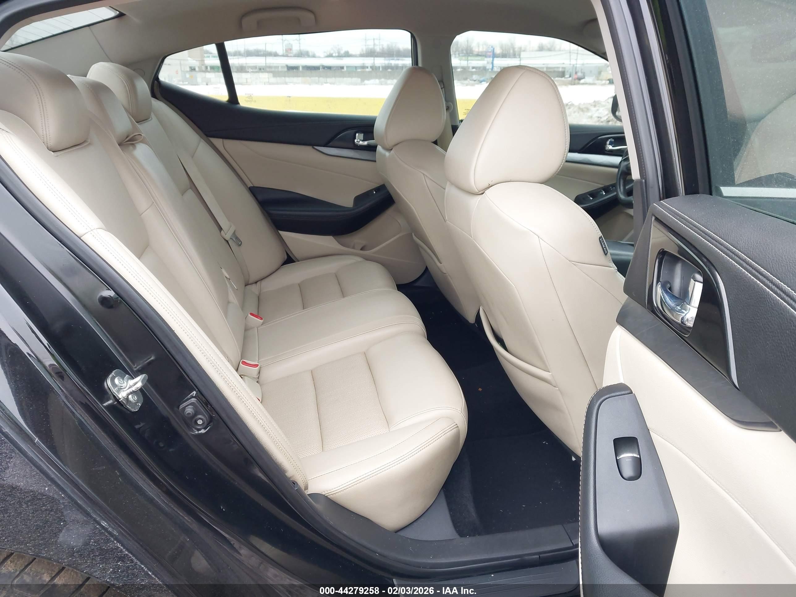 NISSAN MAXIMA image 8