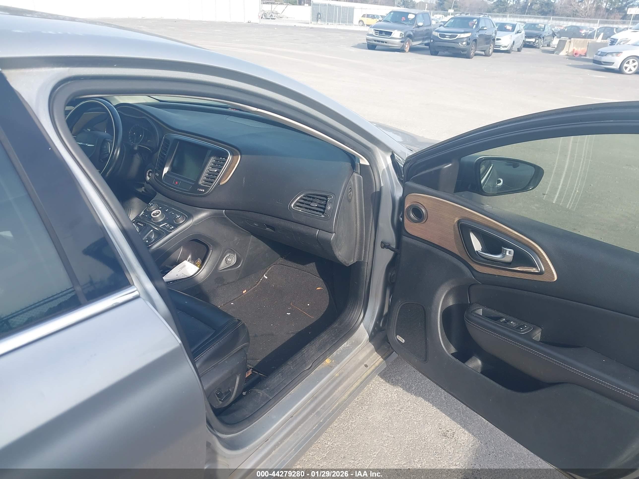 CHRYSLER 200 image 5