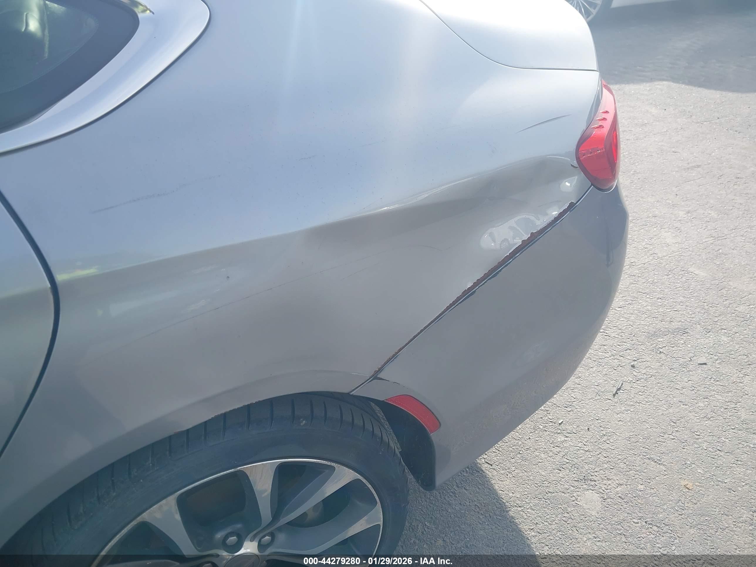 CHRYSLER 200 image 6