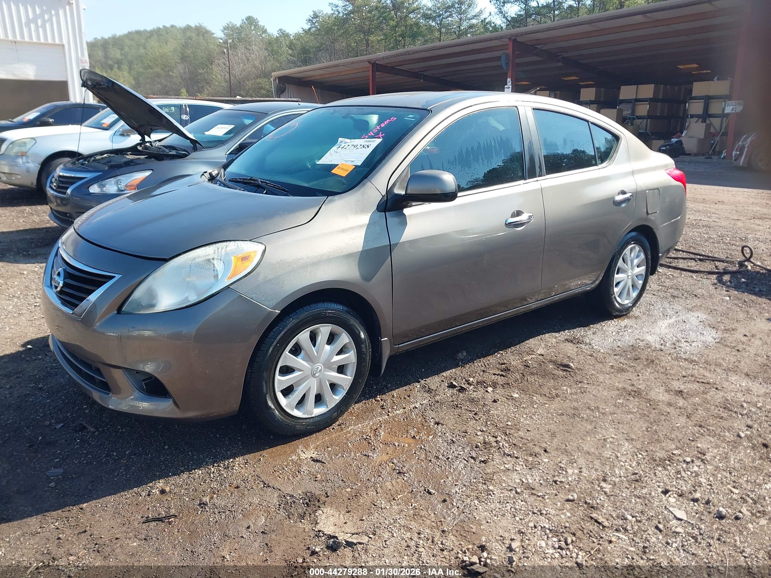 NISSAN VERSA image 2