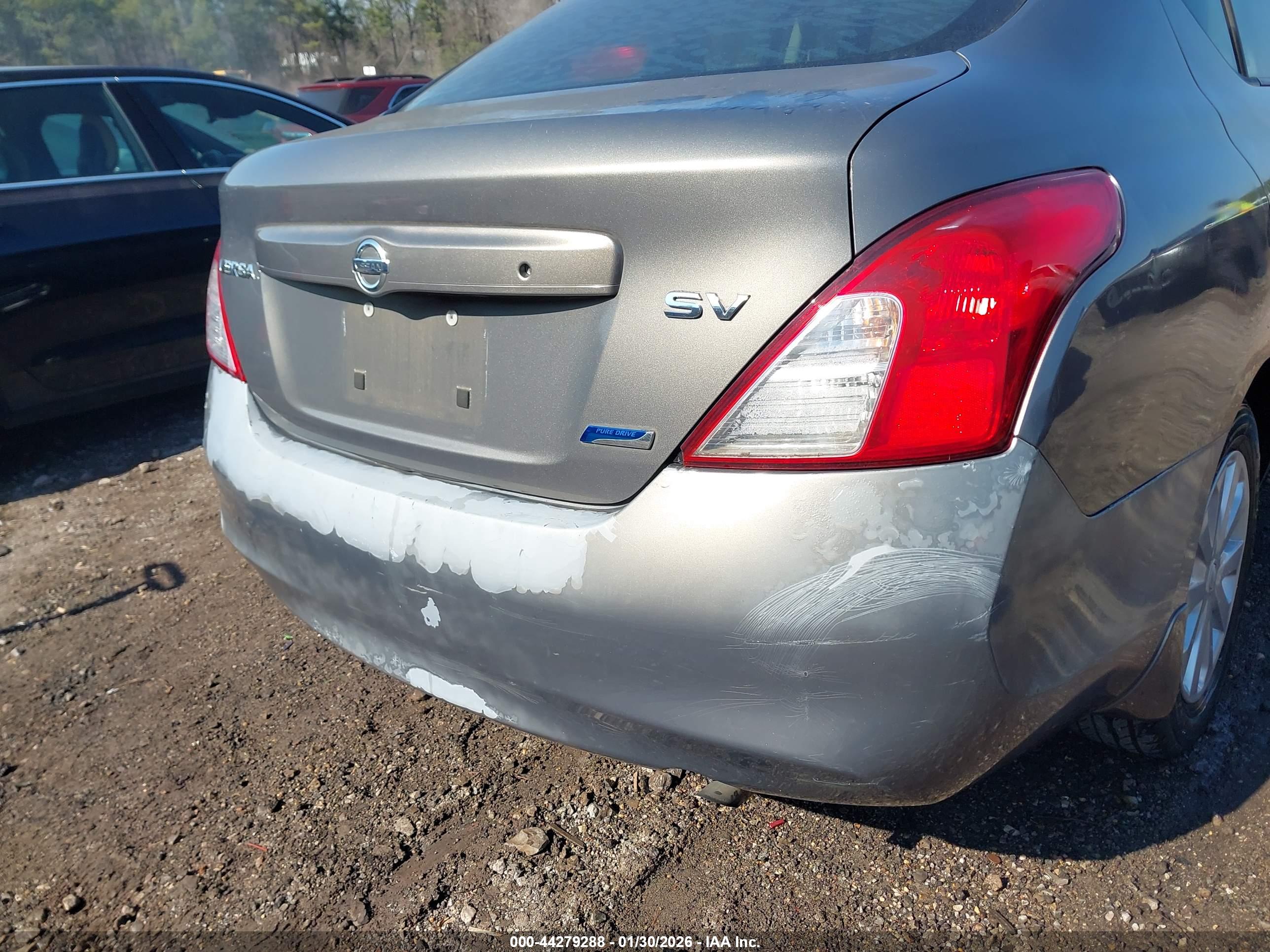 NISSAN VERSA image 6