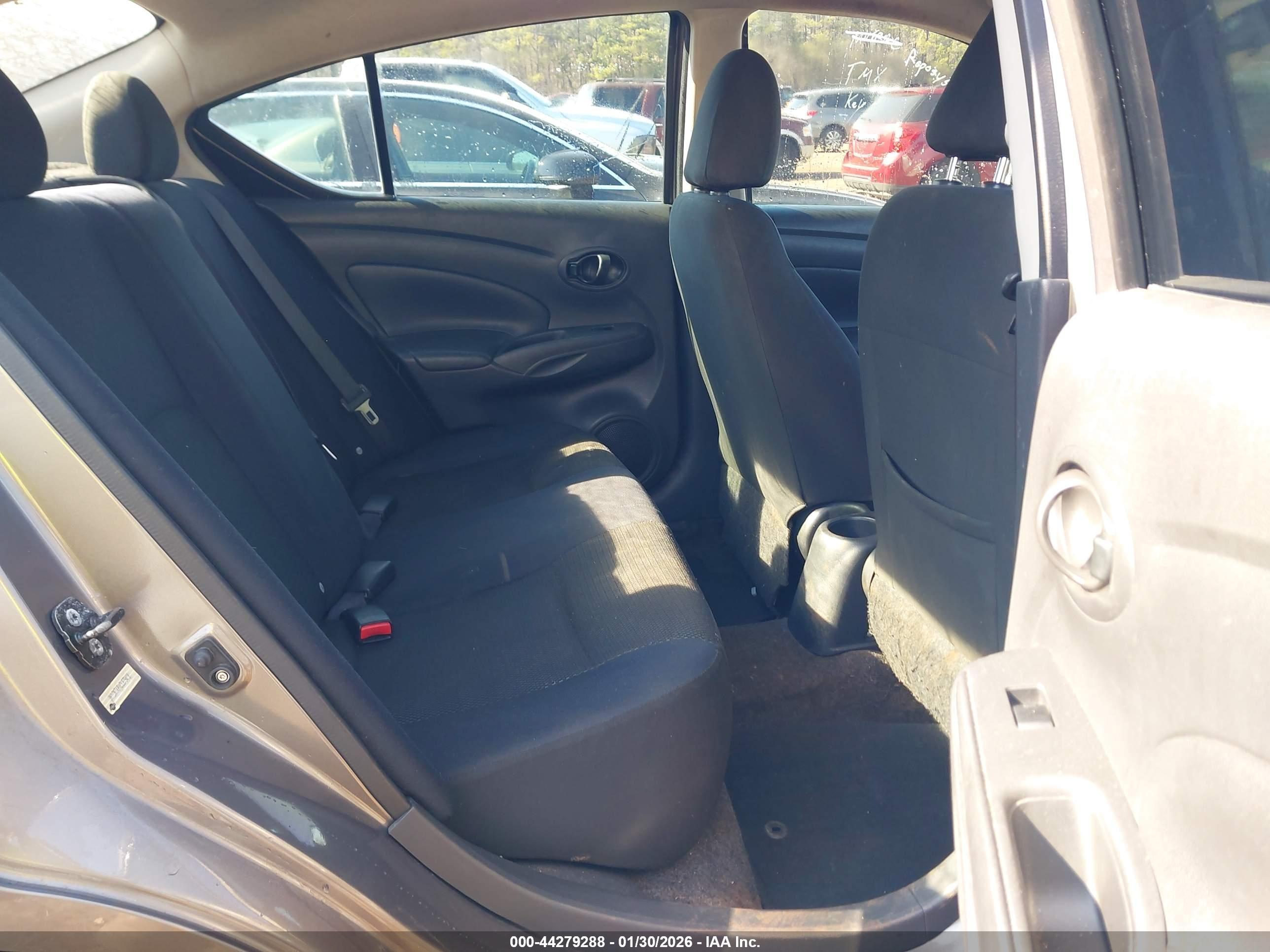 NISSAN VERSA image 8