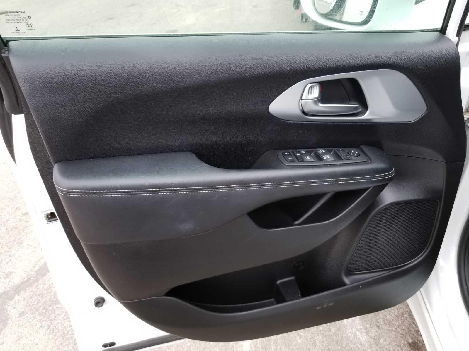 CHRYSLER PACIFICA image 3