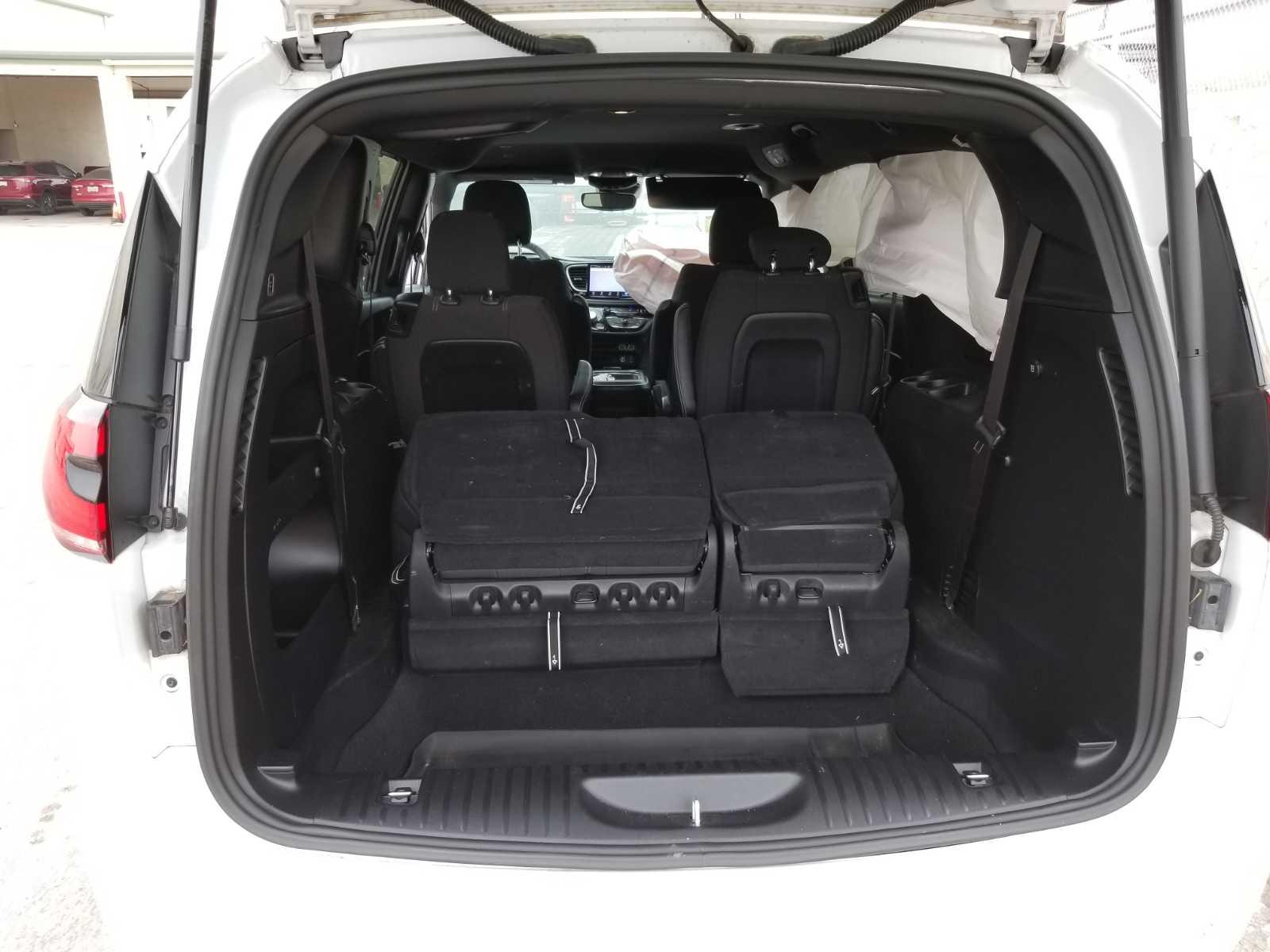CHRYSLER PACIFICA image 7