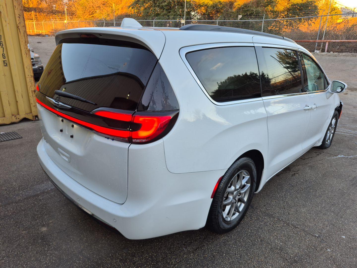 CHRYSLER PACIFICA image 9