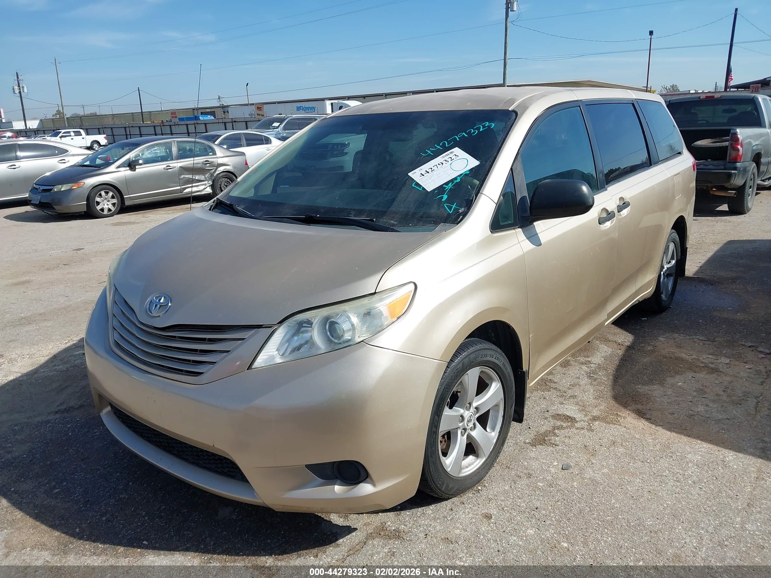 TOYOTA SIENNA image 2