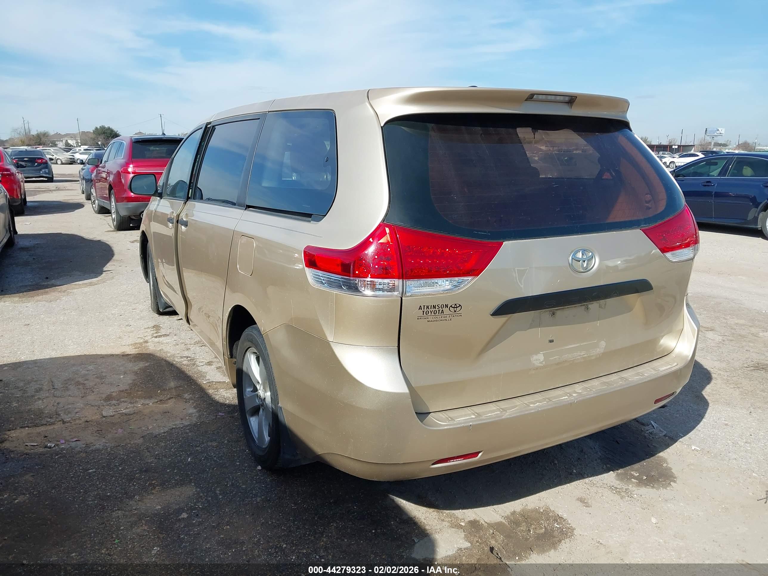TOYOTA SIENNA image 3